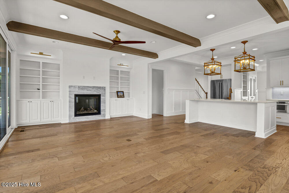 100518047 | Photo 23