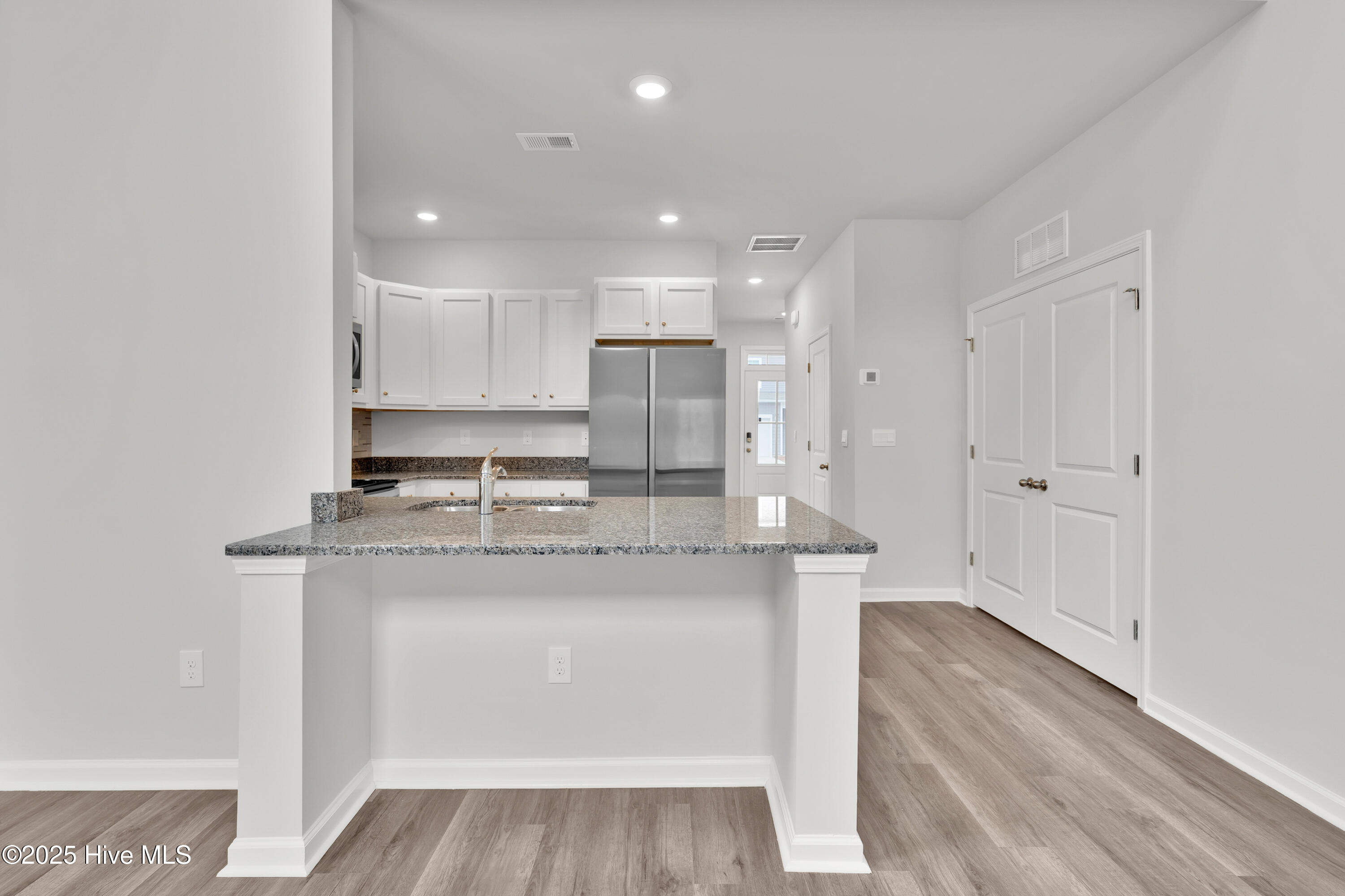 100522330 | Photo 10