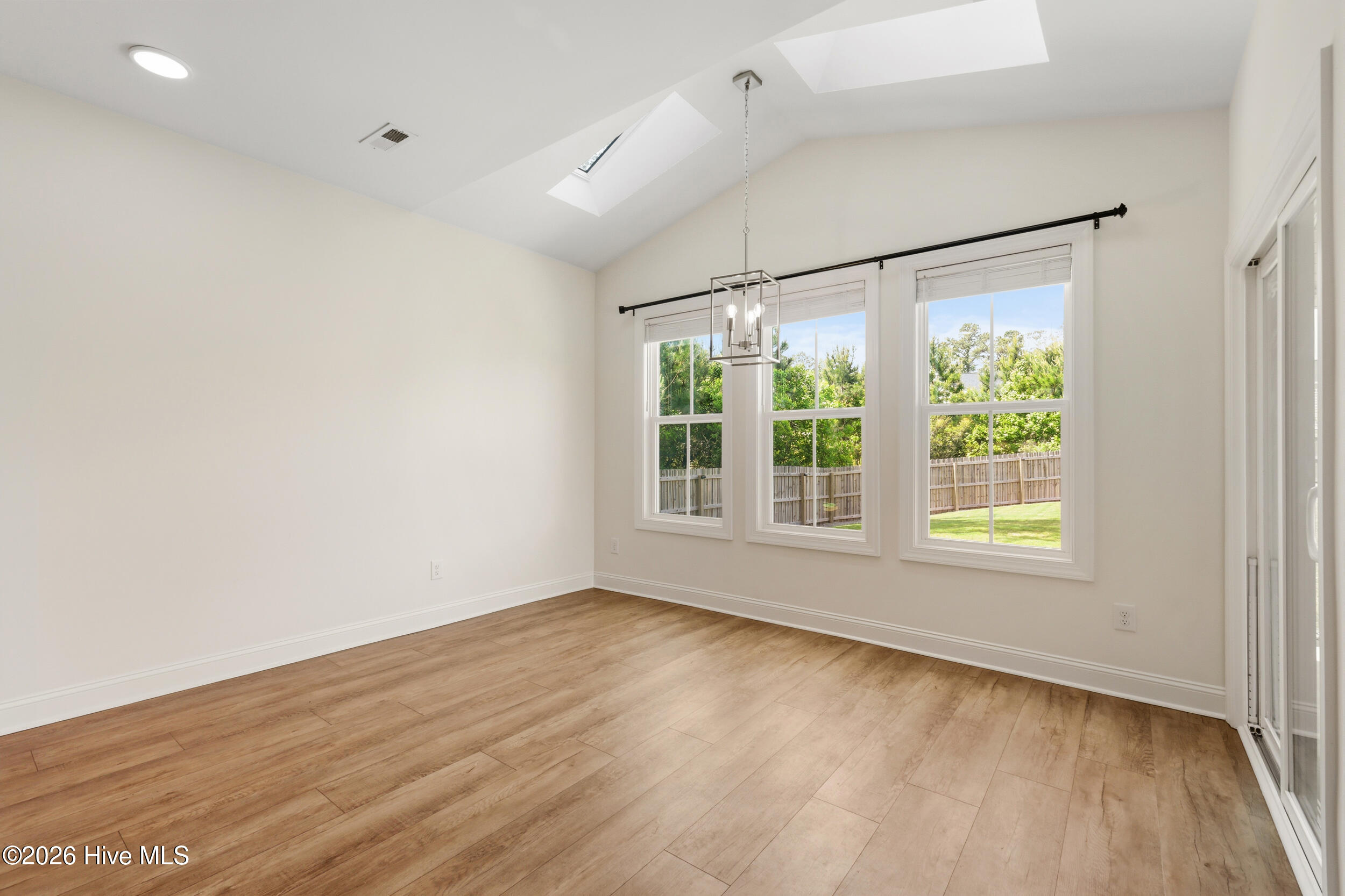 100570629 | Photo 25