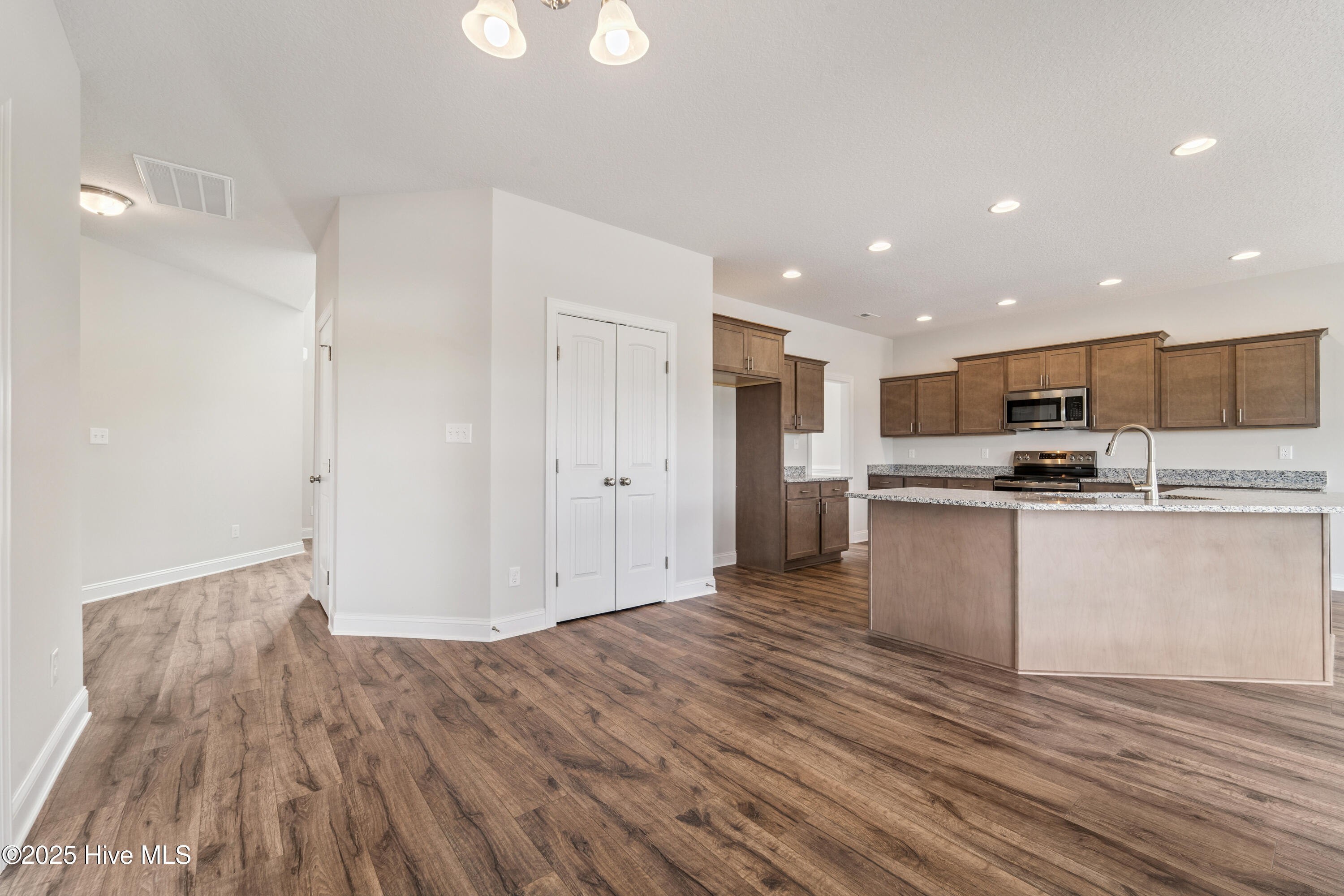 100505729 | Photo 13