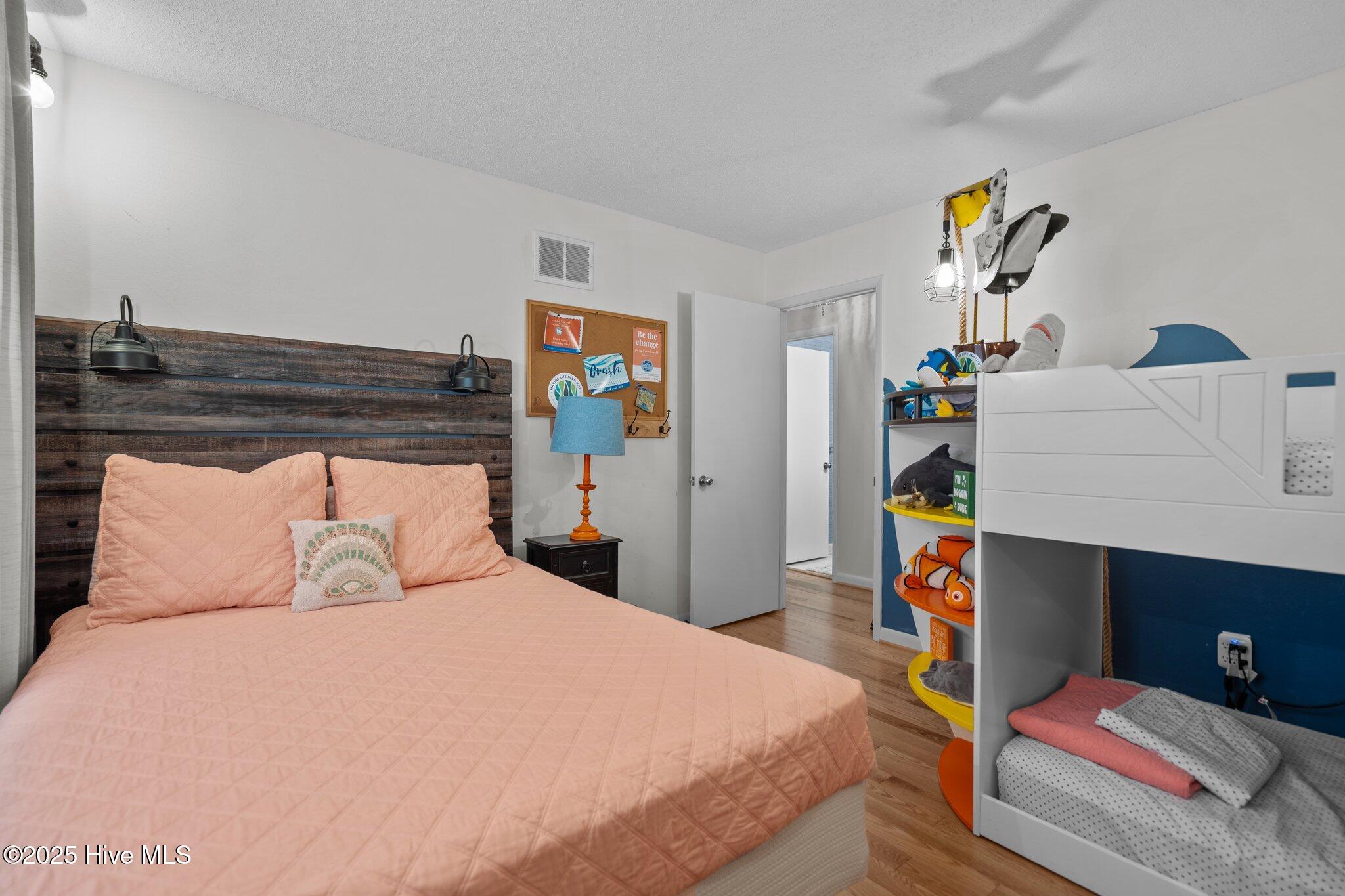 100564100 | Photo 35