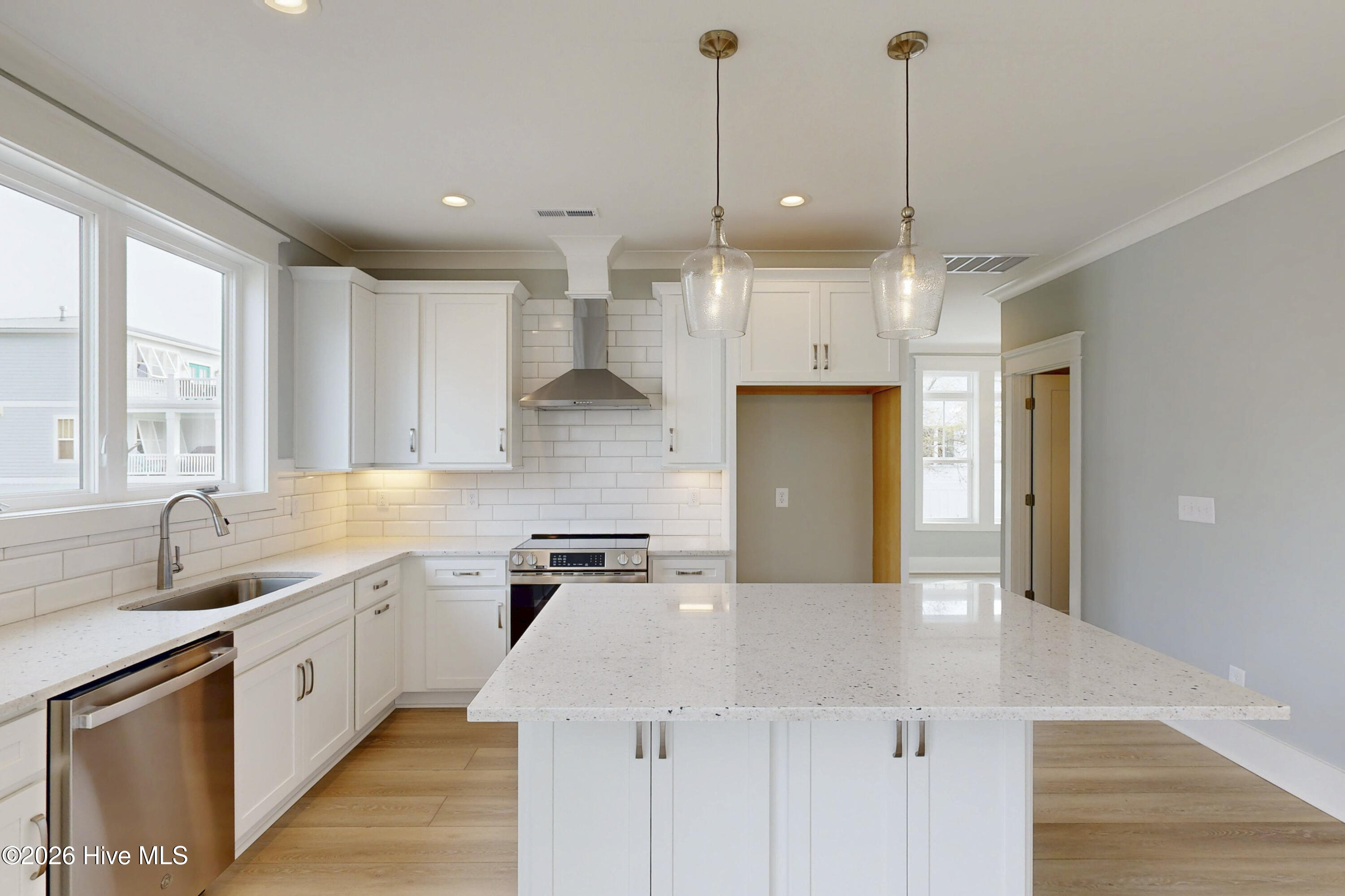 100559746 | Photo 42