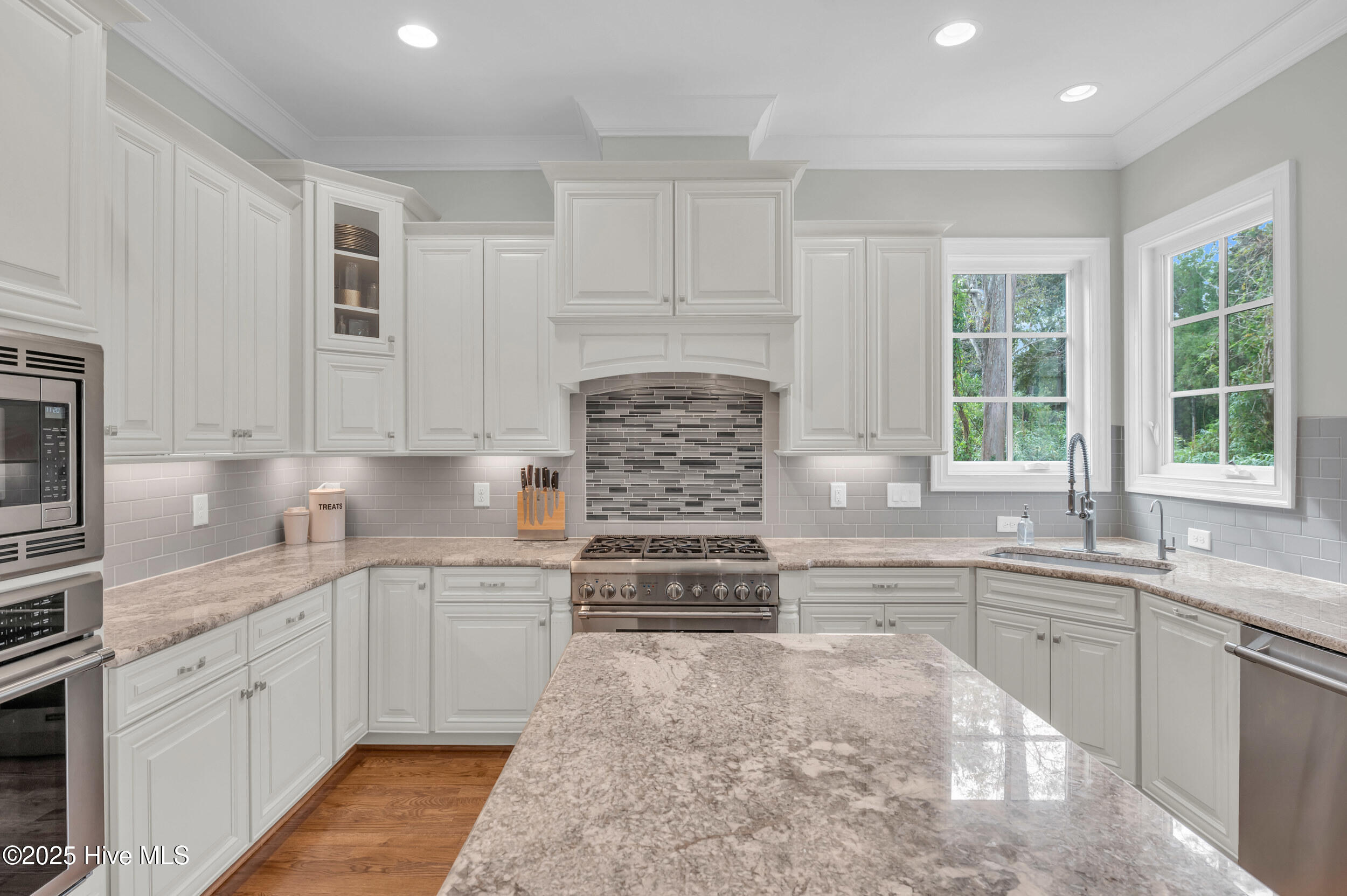 100536582 | Photo 16