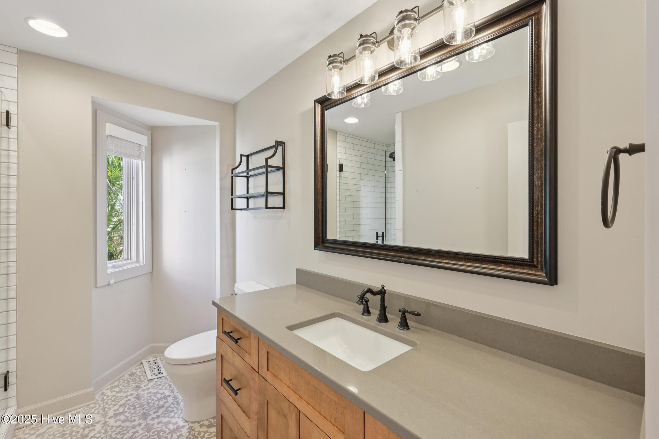 100518550 | Photo 26