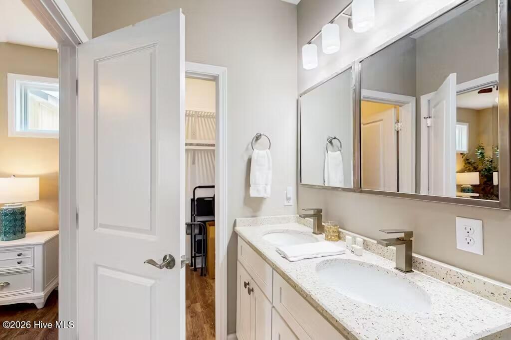 100559345 | Photo 11