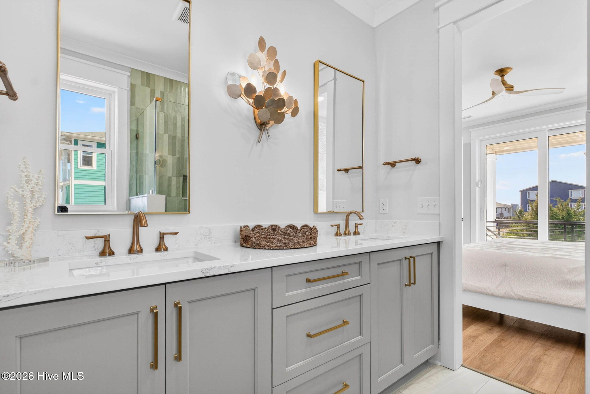 100570262 | Photo 58