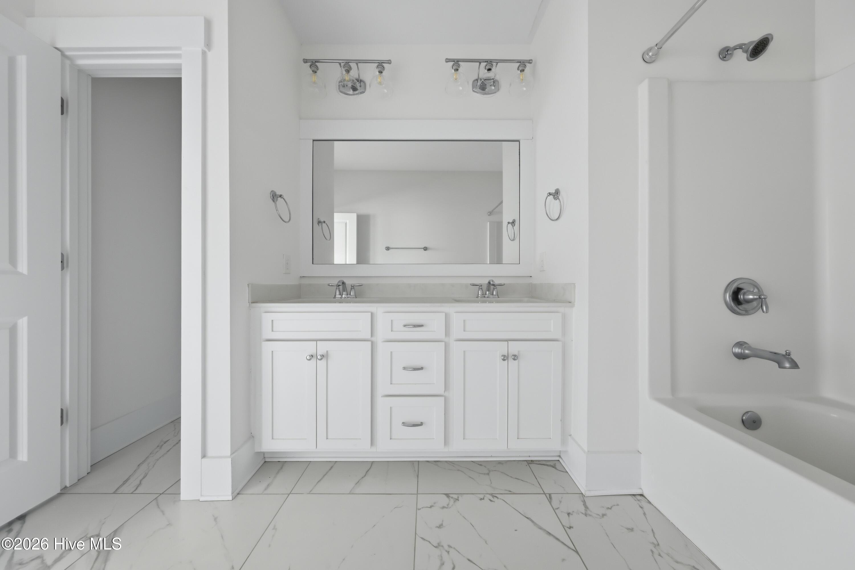 100564371 | Photo 31