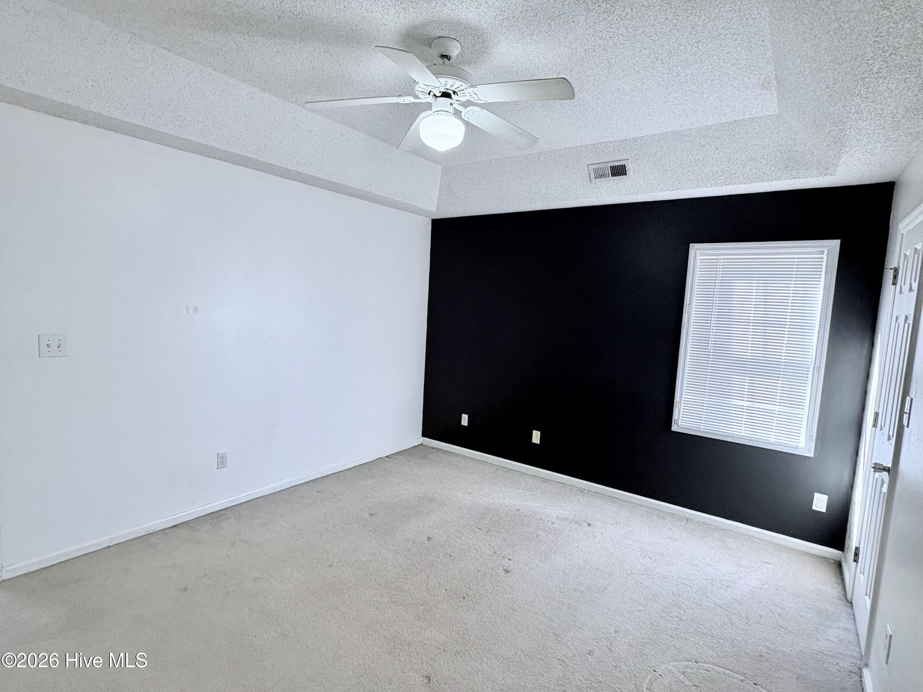 100548626 | Photo 12