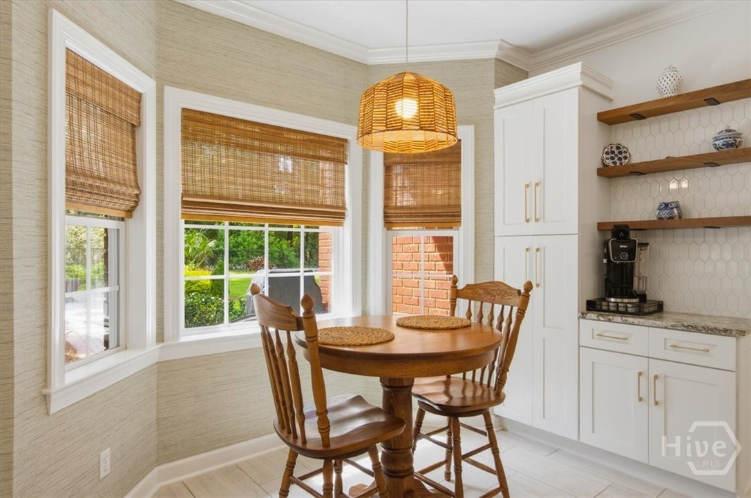 Breakfast room.