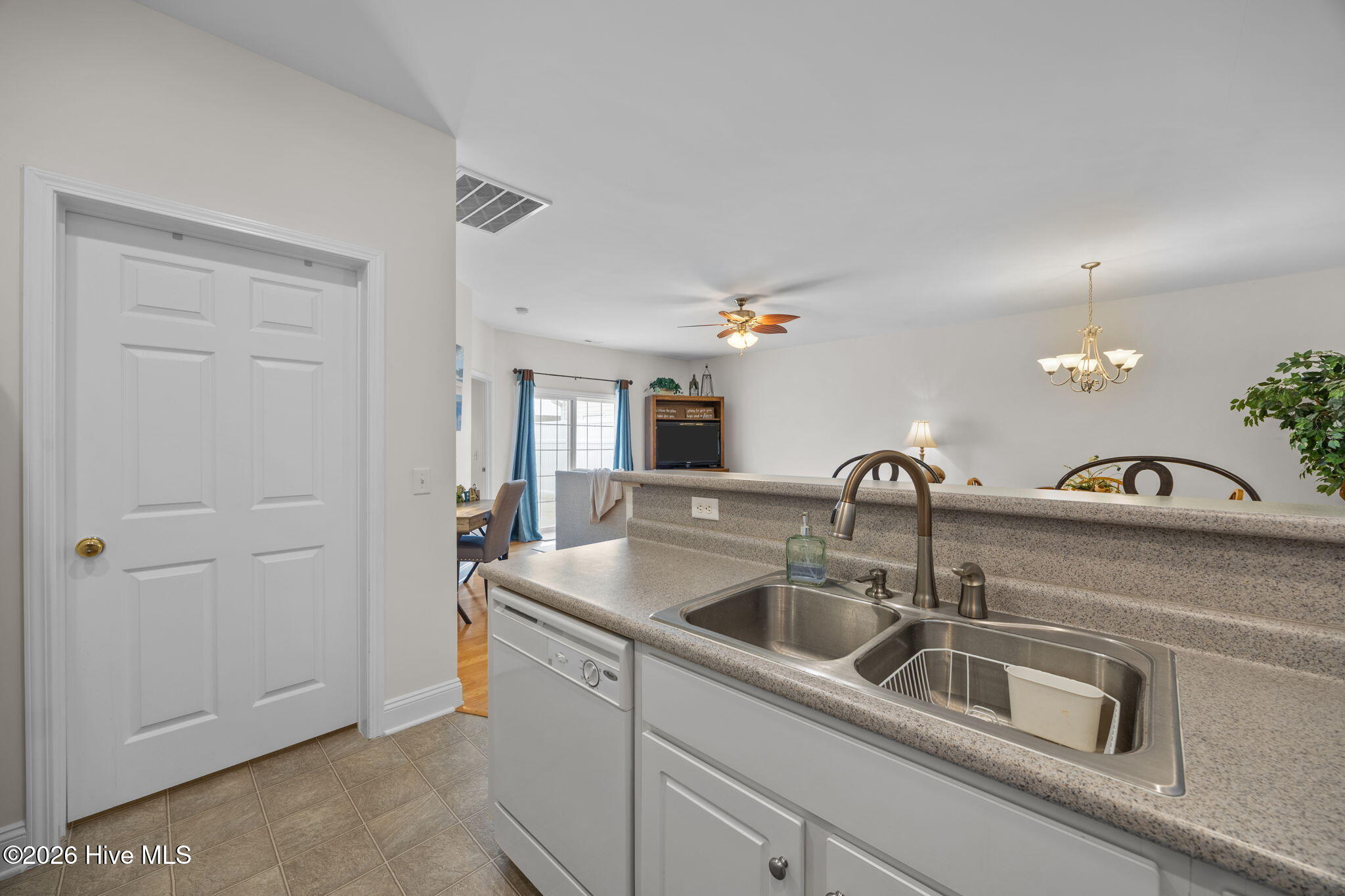 100556175 | Photo 11