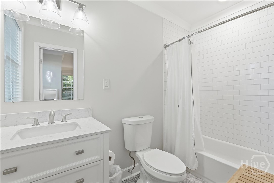 Guest bathroom 1