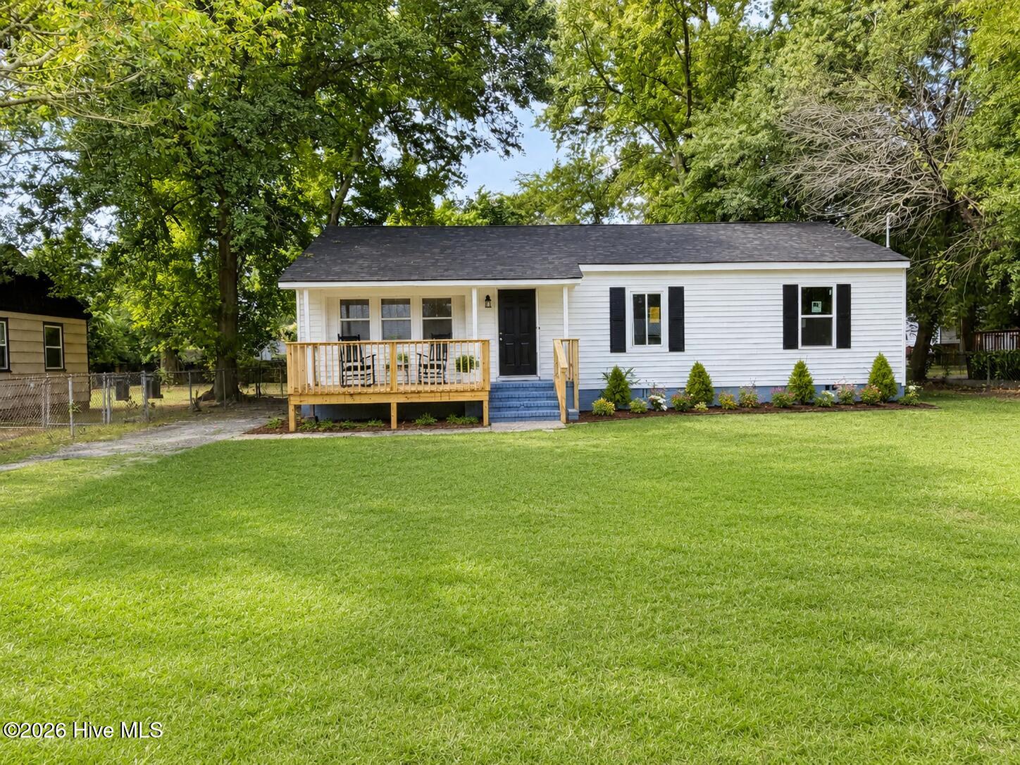 05_charming_suburban_house_with_porch