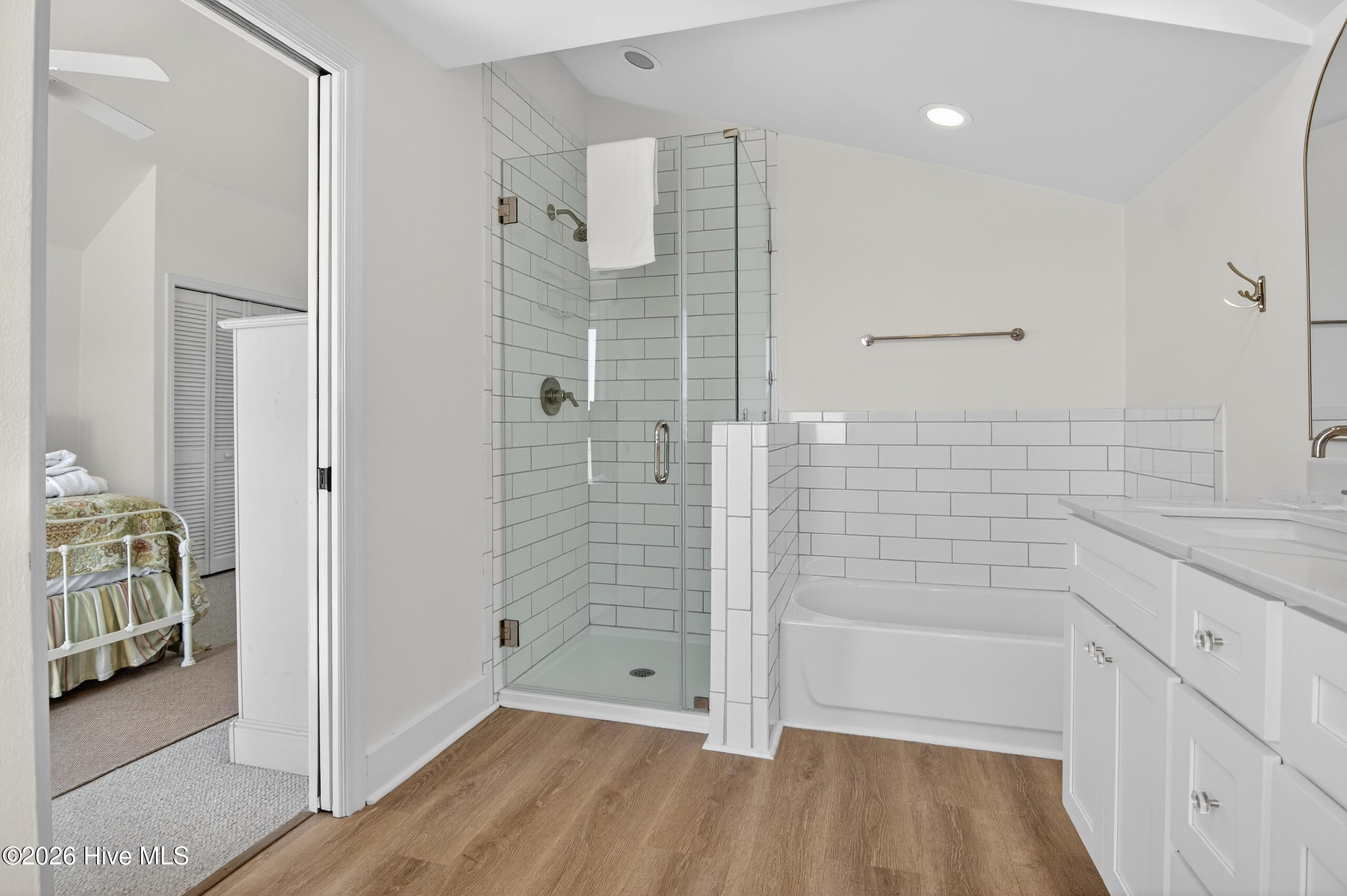 100565192 | Photo 42