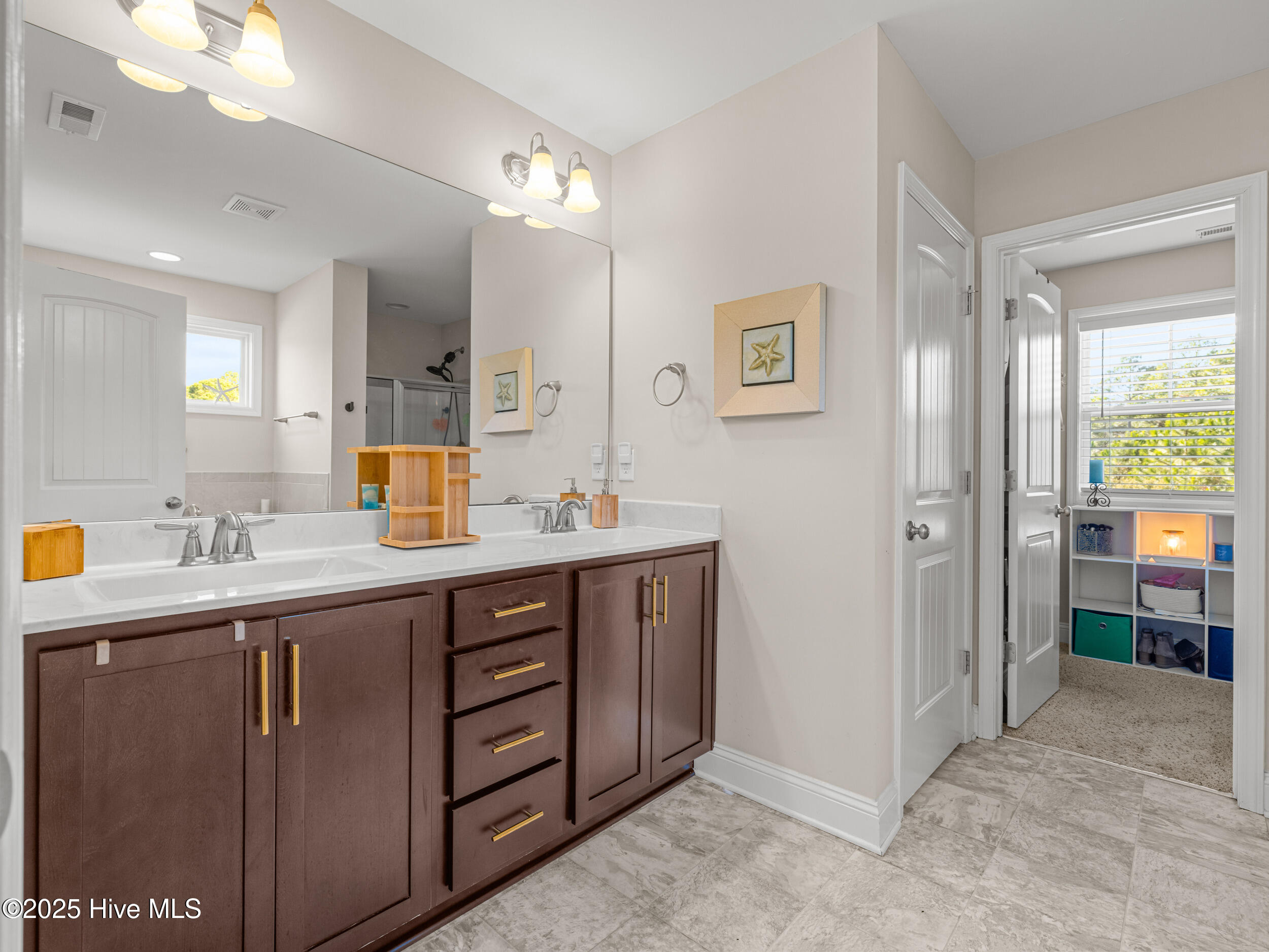 100545070 | Photo 42