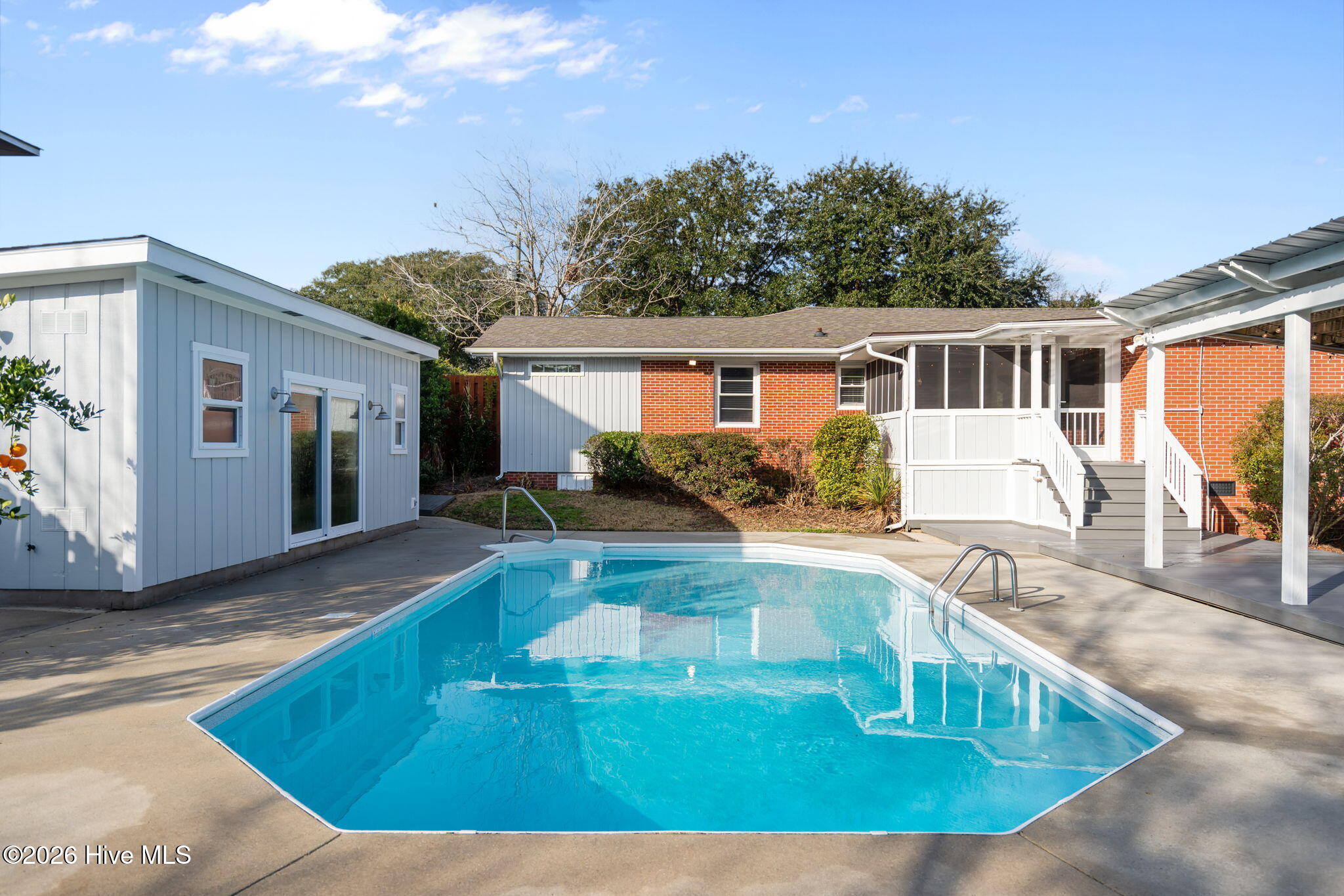 100548221 | Photo 36