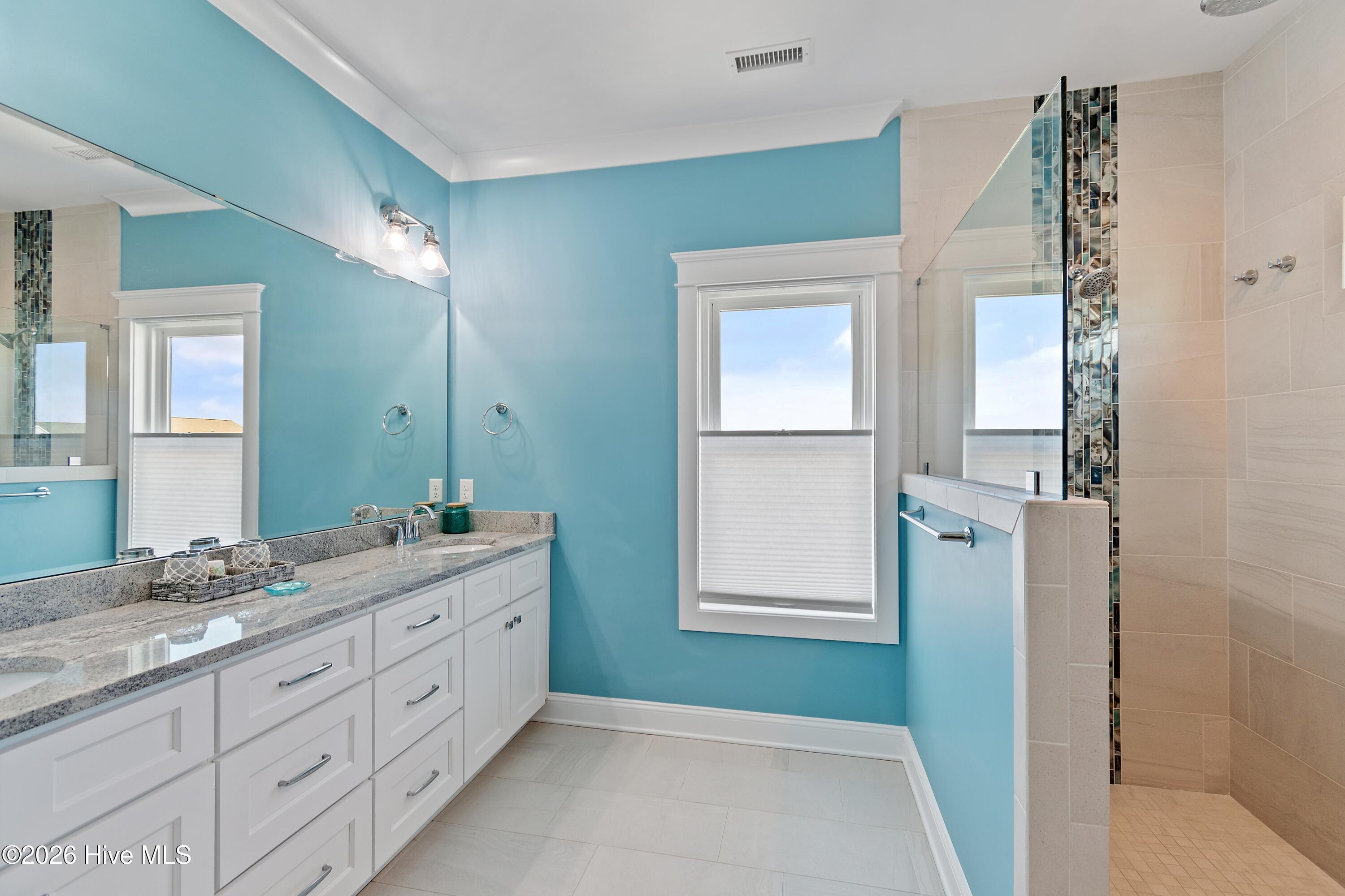 100557175 | Photo 41