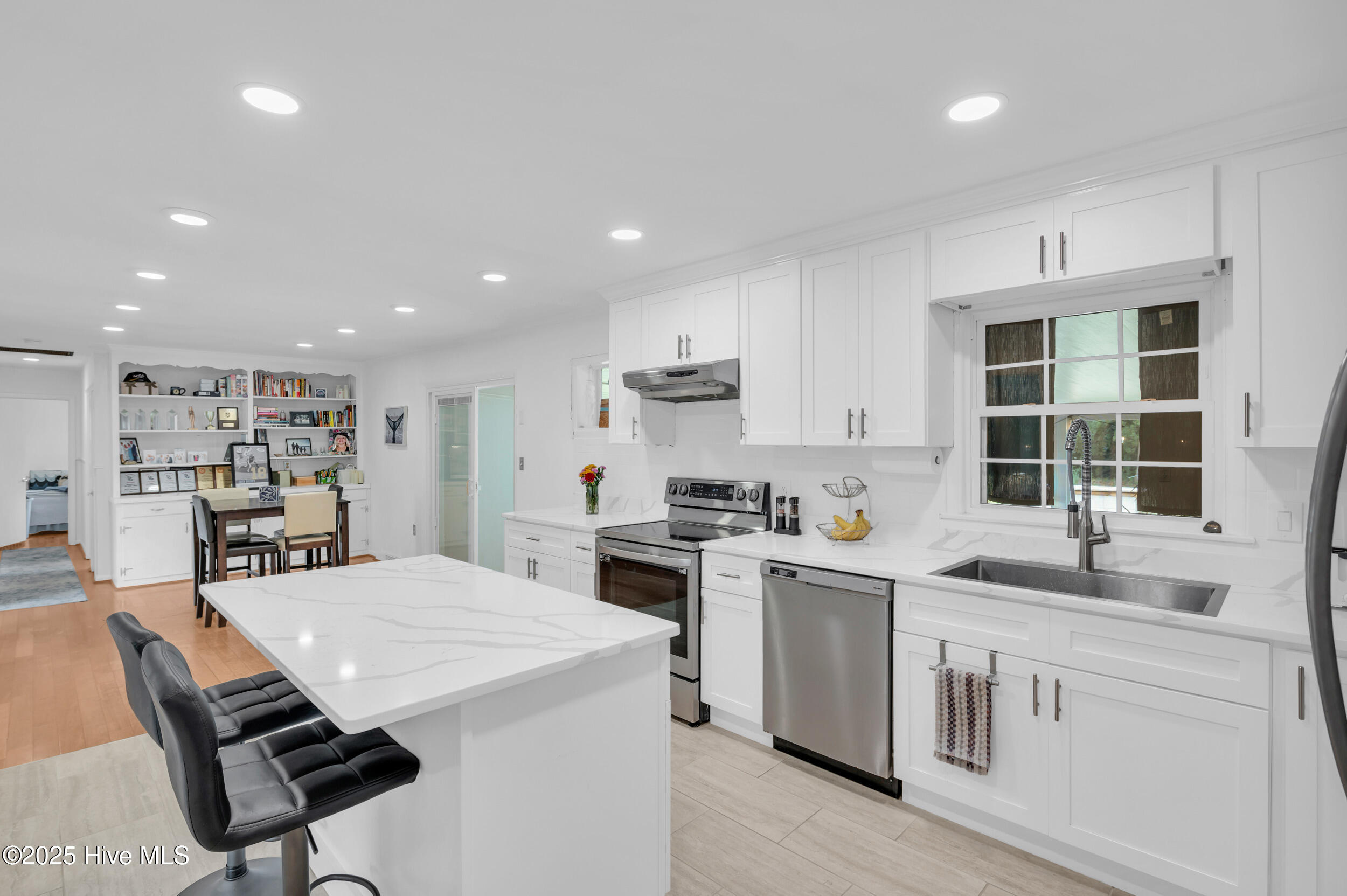 100562736 | Photo 15