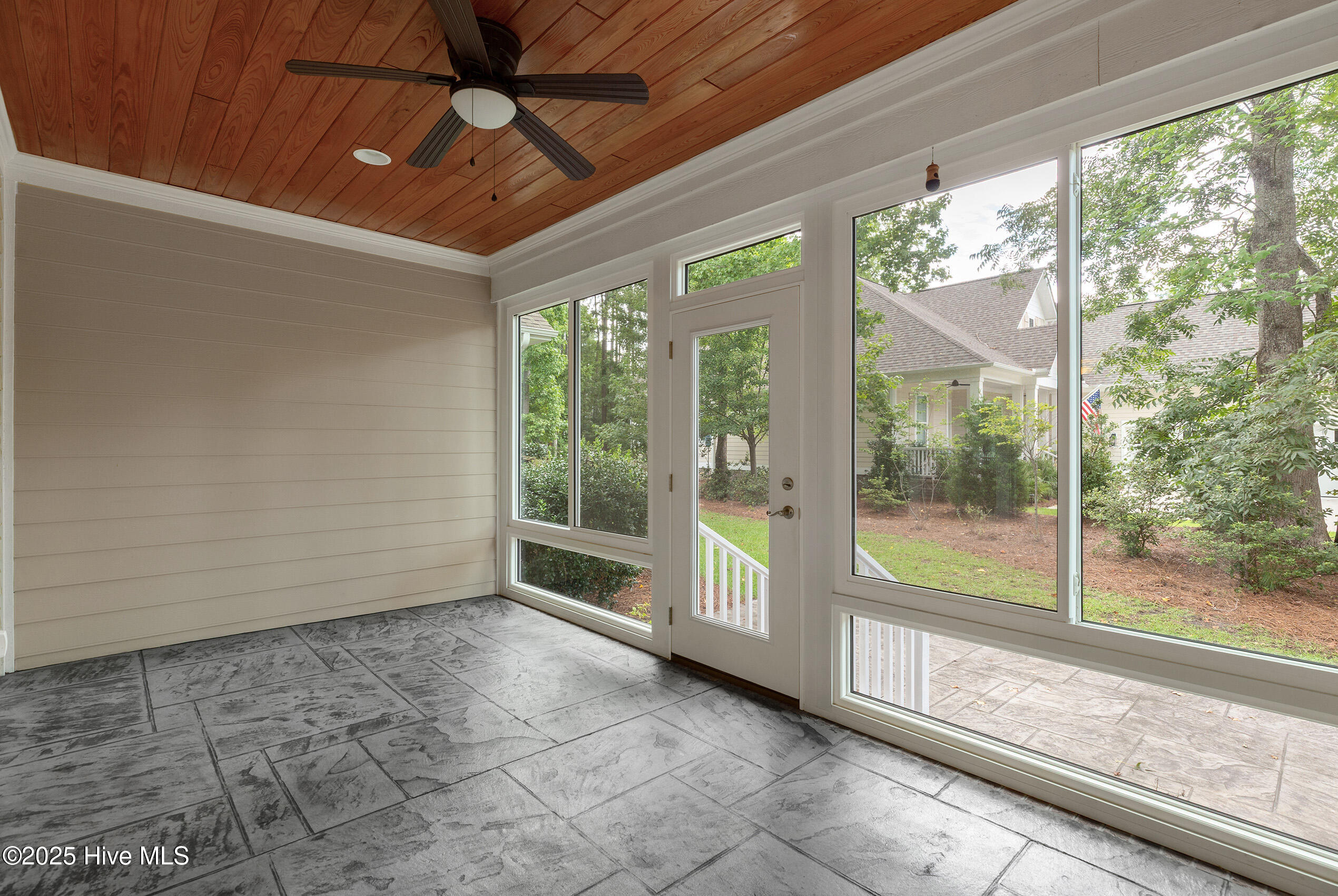 100556749 | Photo 24