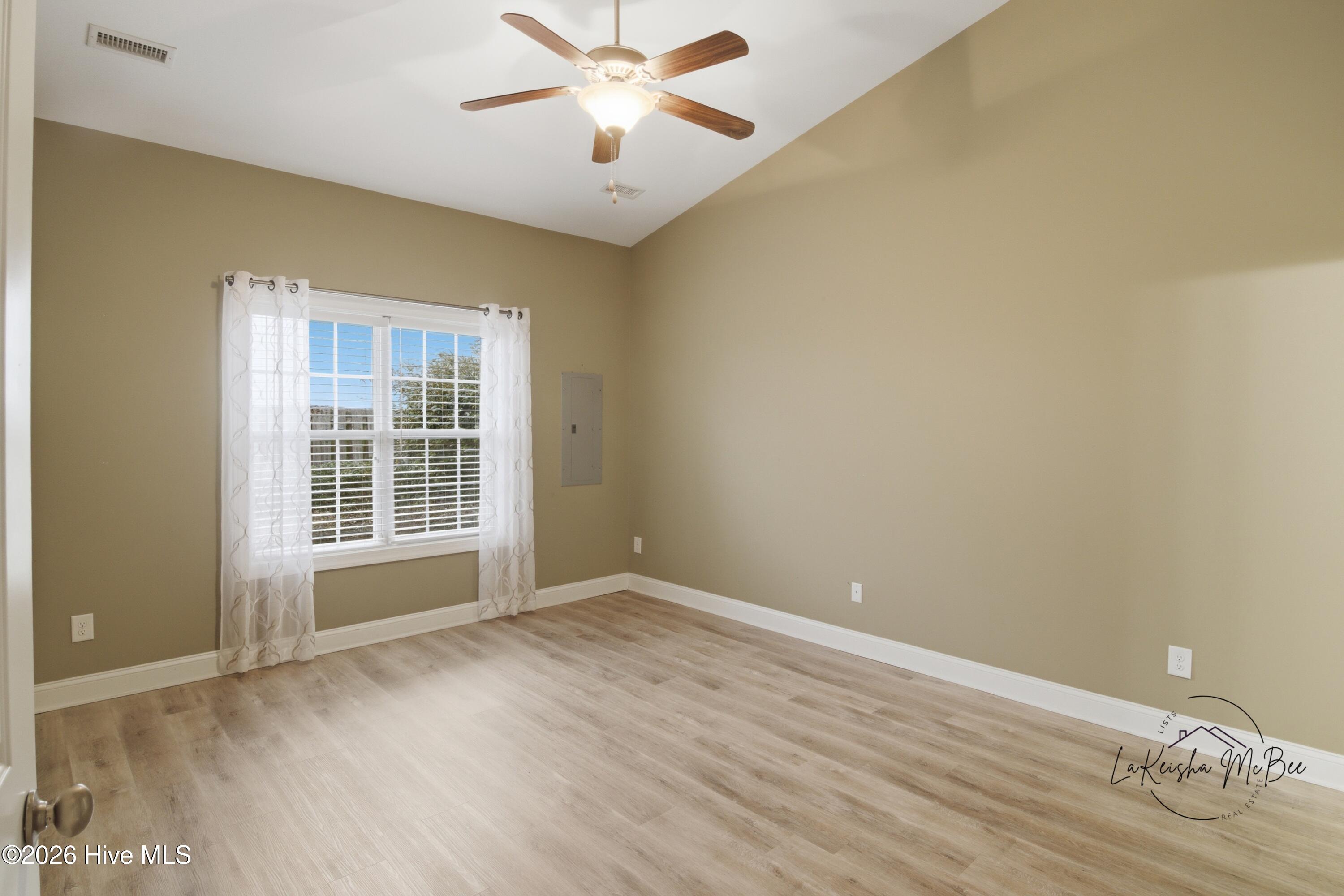 100553609 | Photo 15