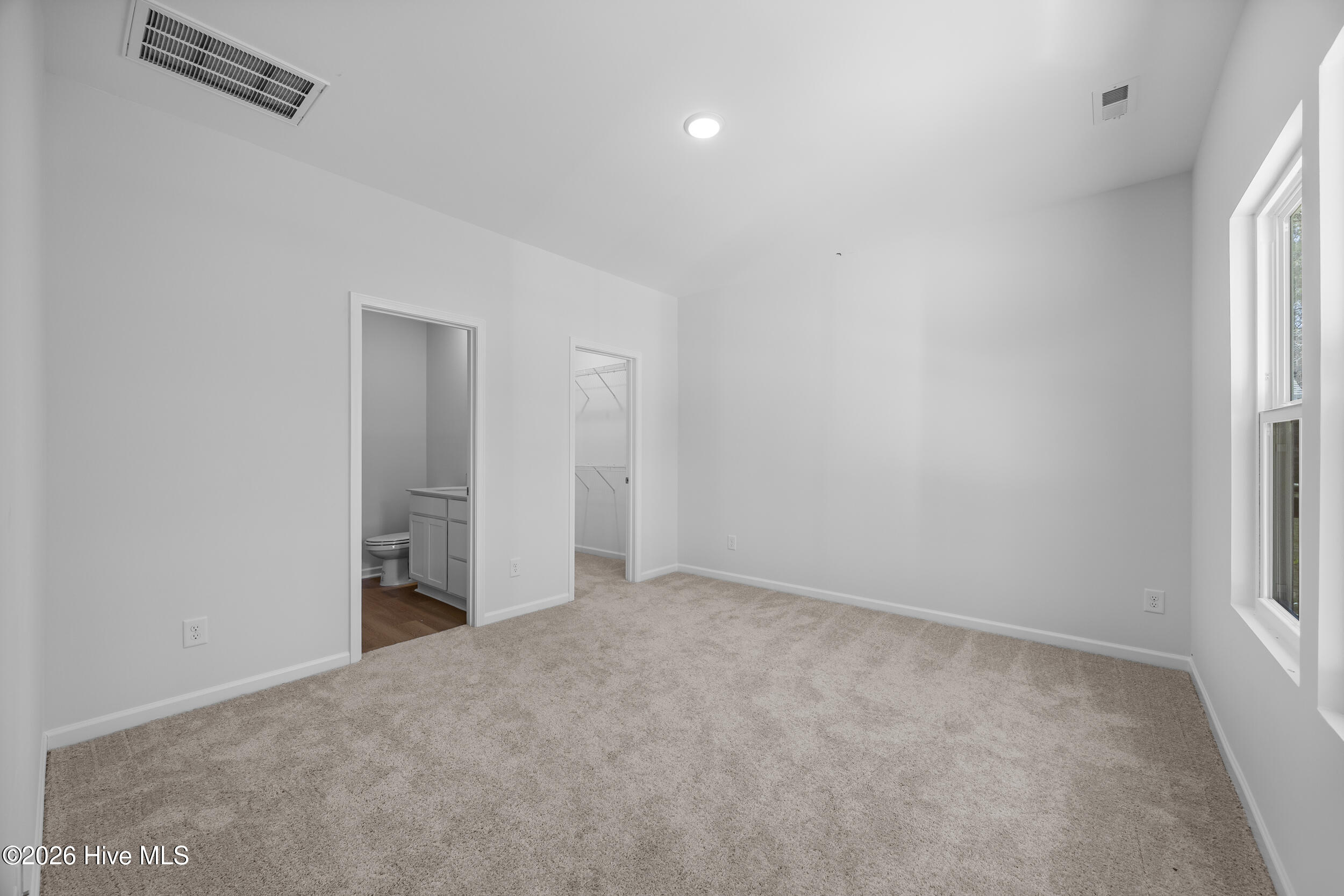 100549862 | Photo 23