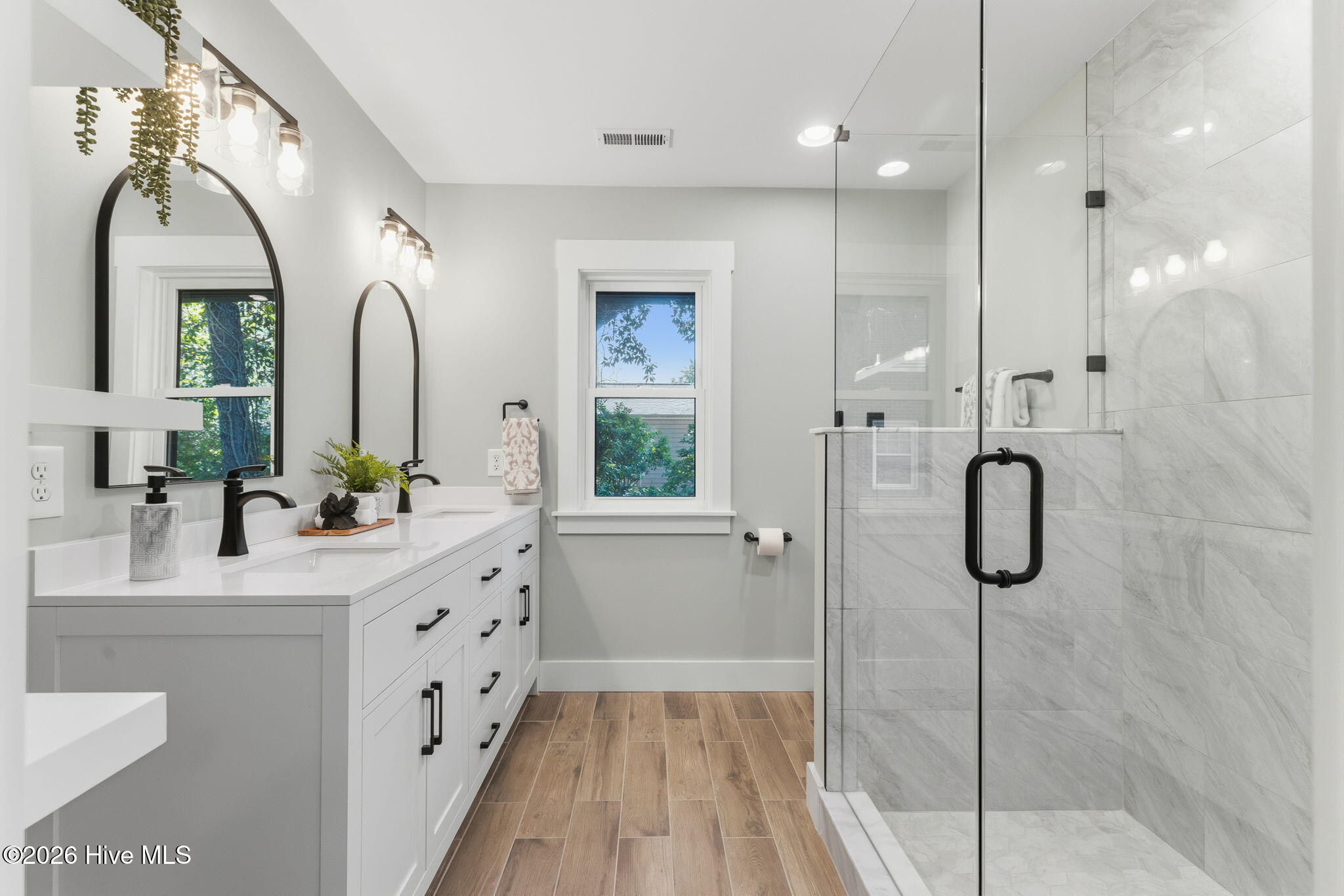 100569769 | Photo 38