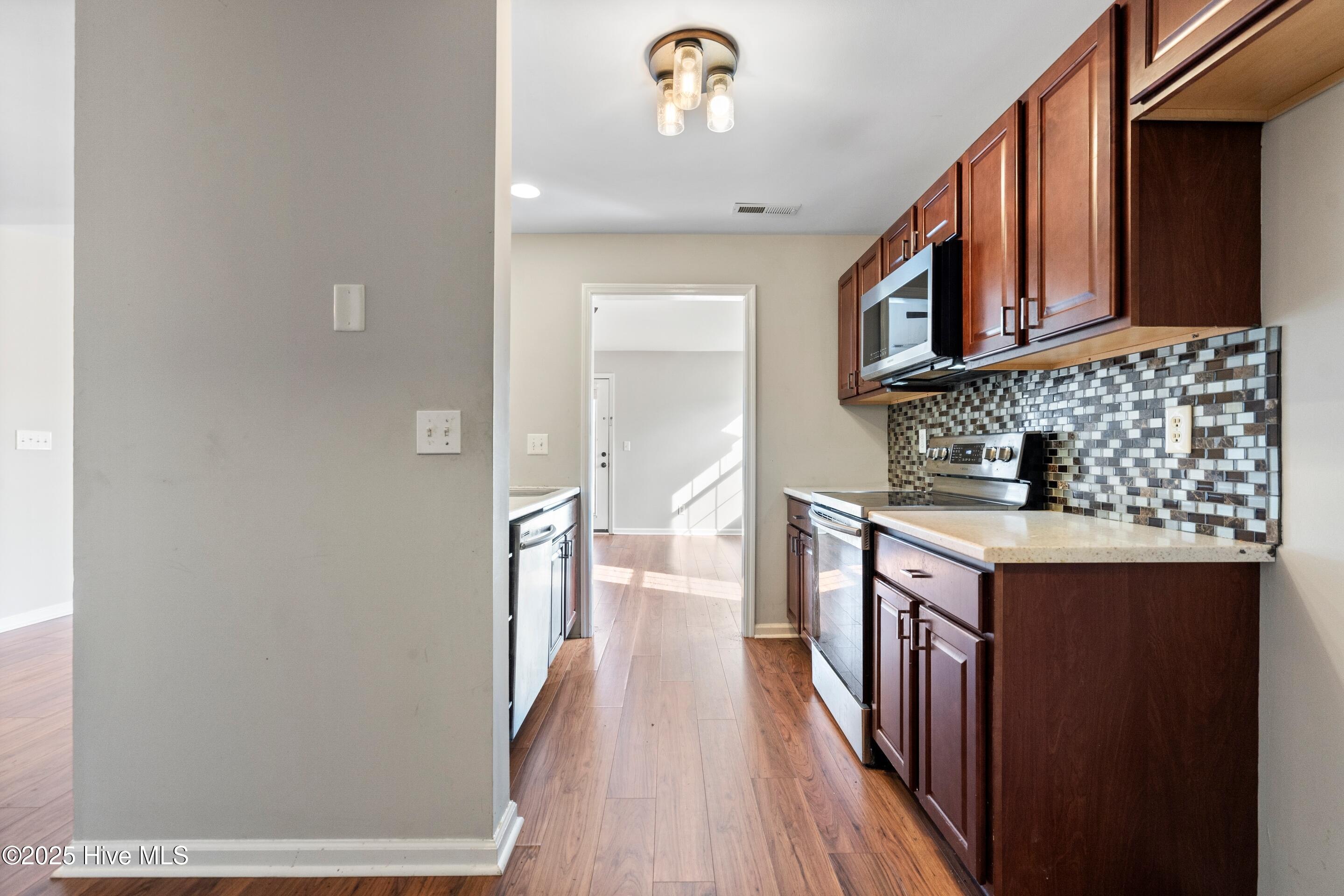 100543114 | Photo 11