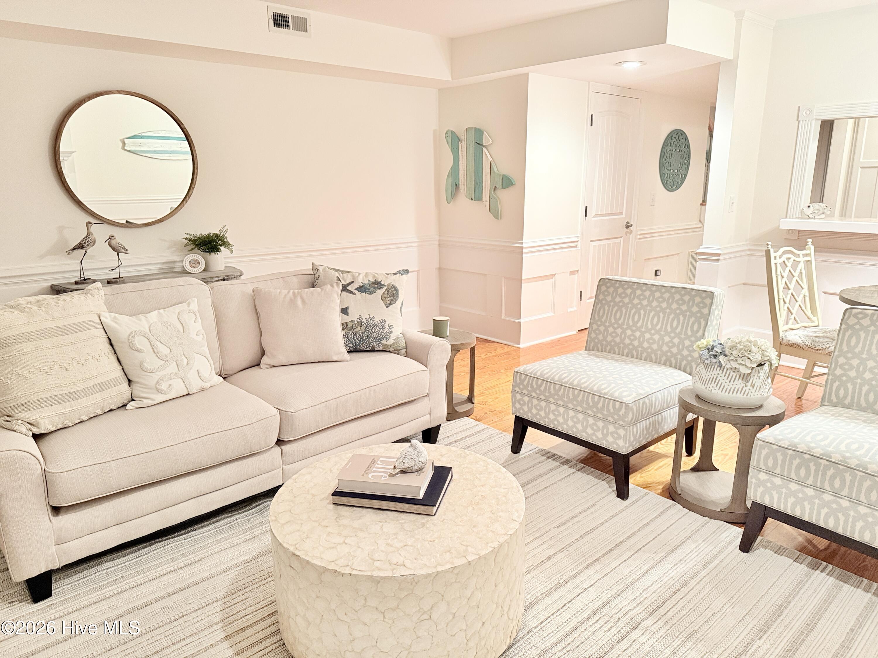 100570413 | Photo 49