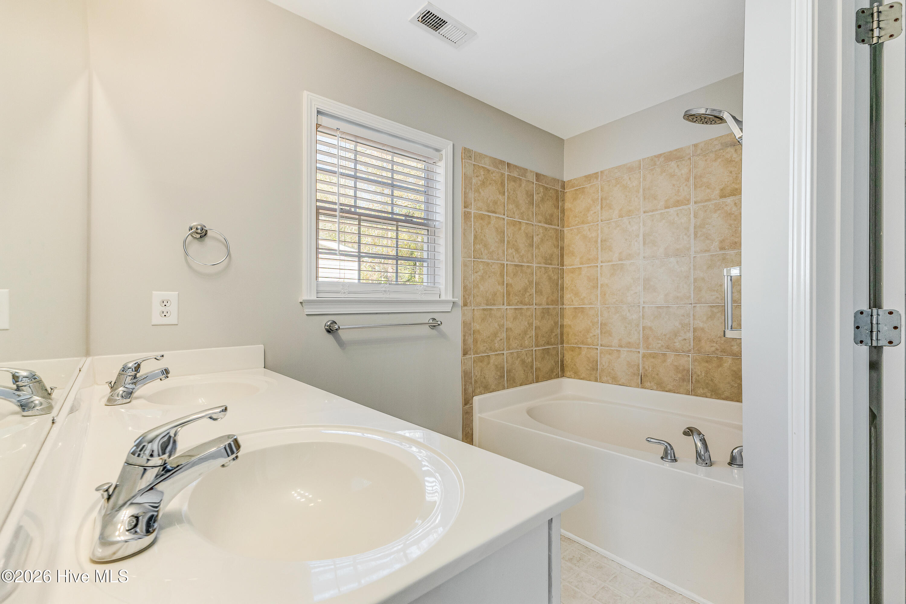 100559243 | Photo 20