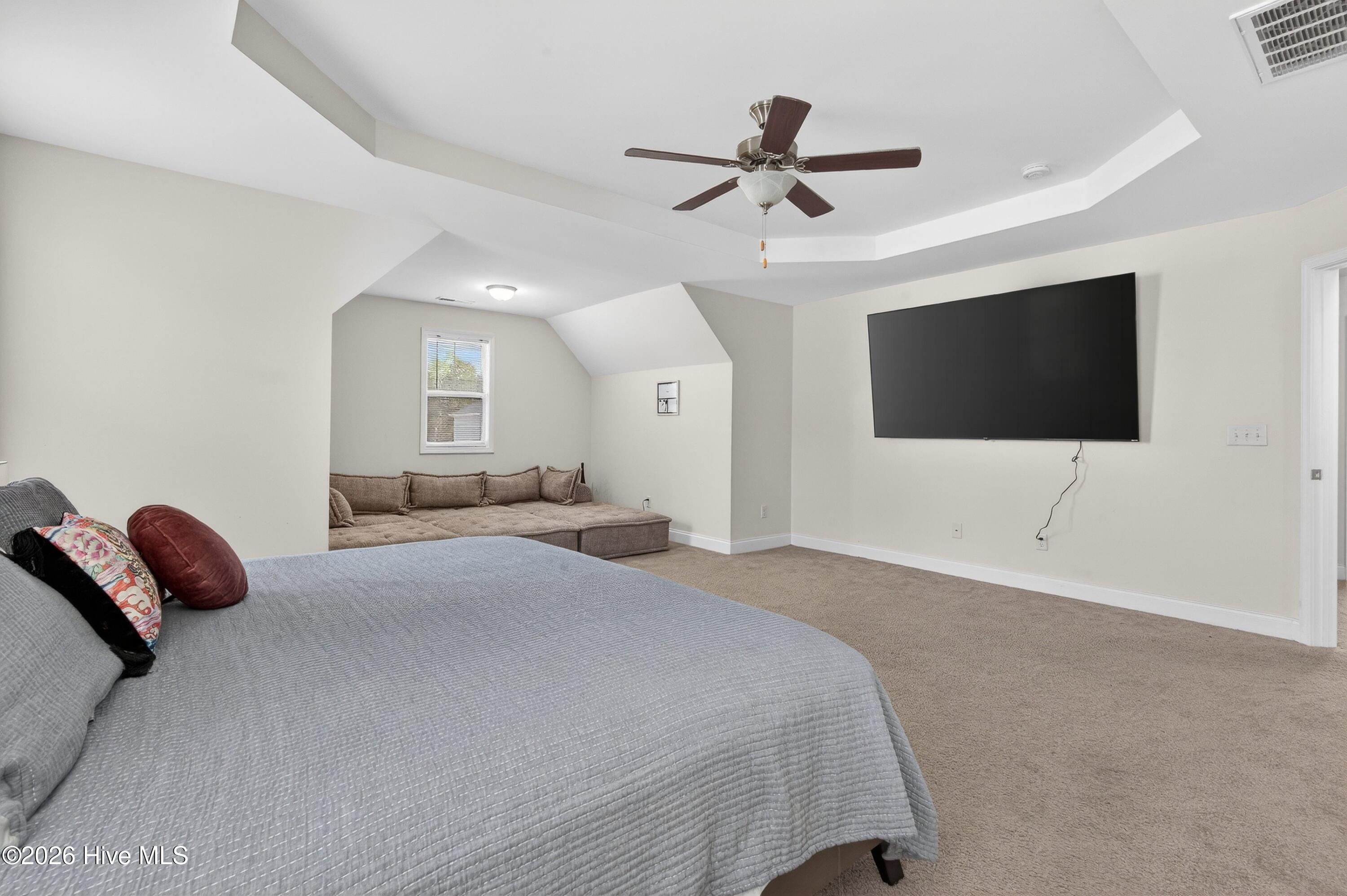 100565414 | Photo 24