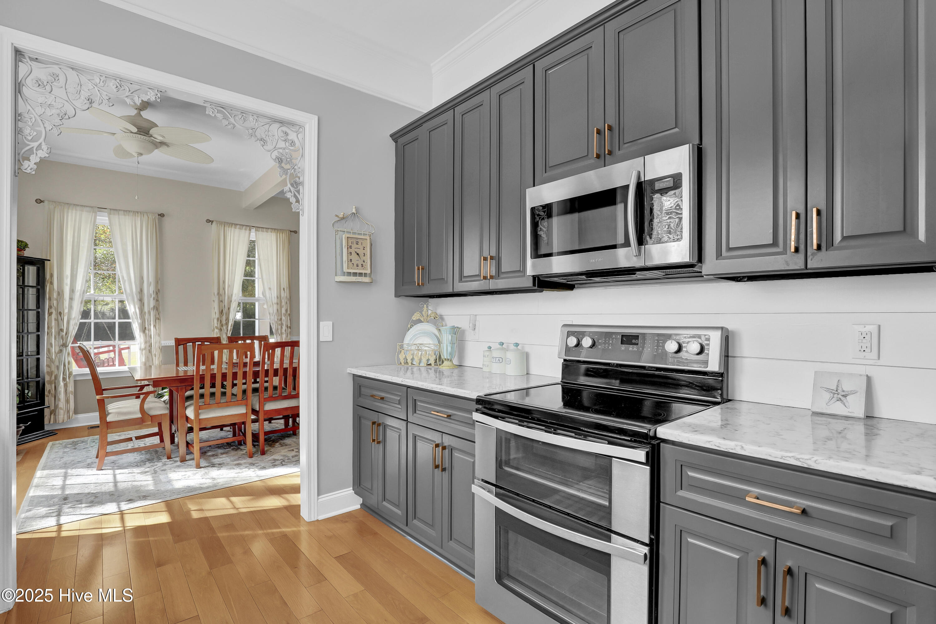 100532986 | Photo 14