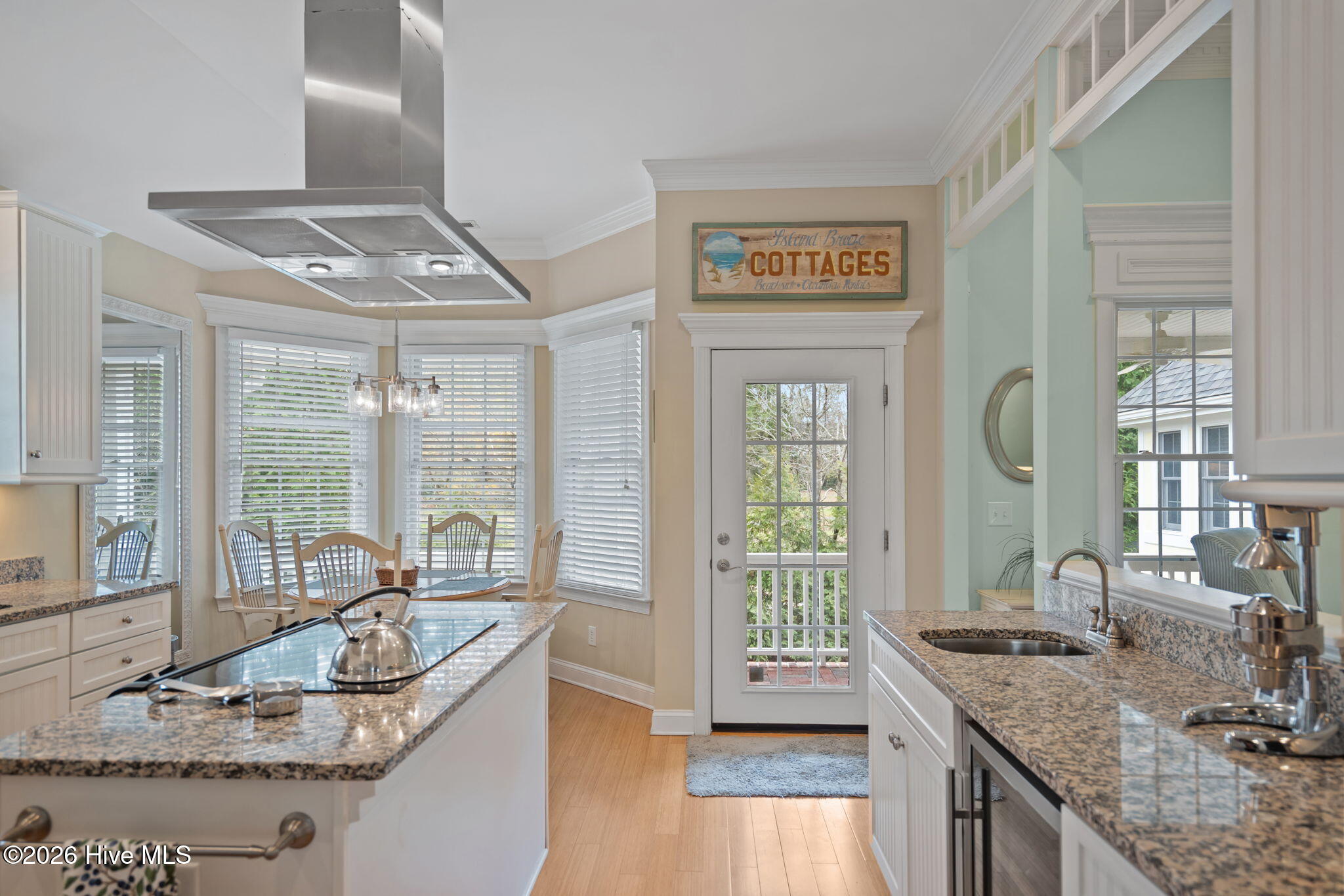 100560775 | Photo 14