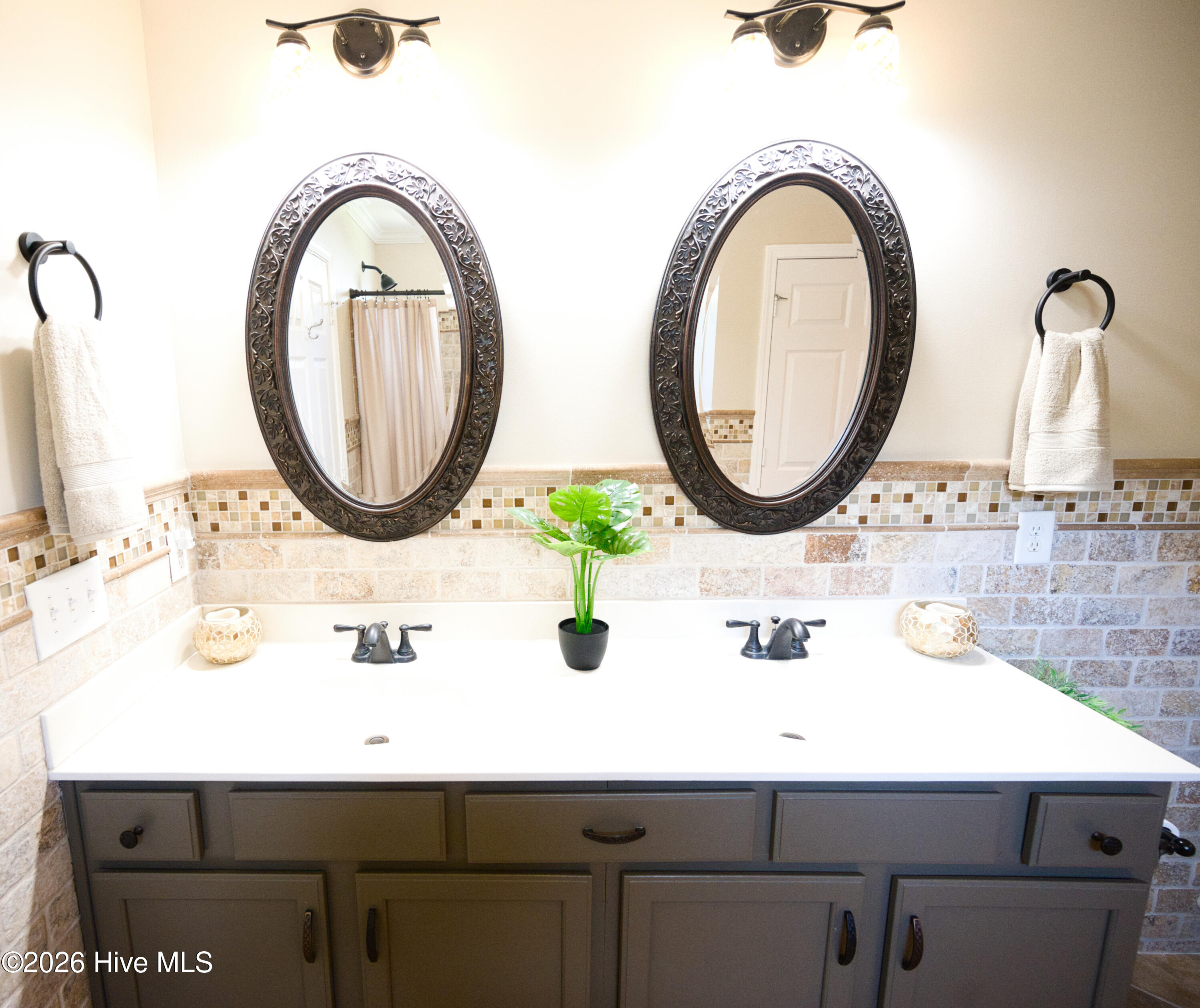 100569889 | Photo 36