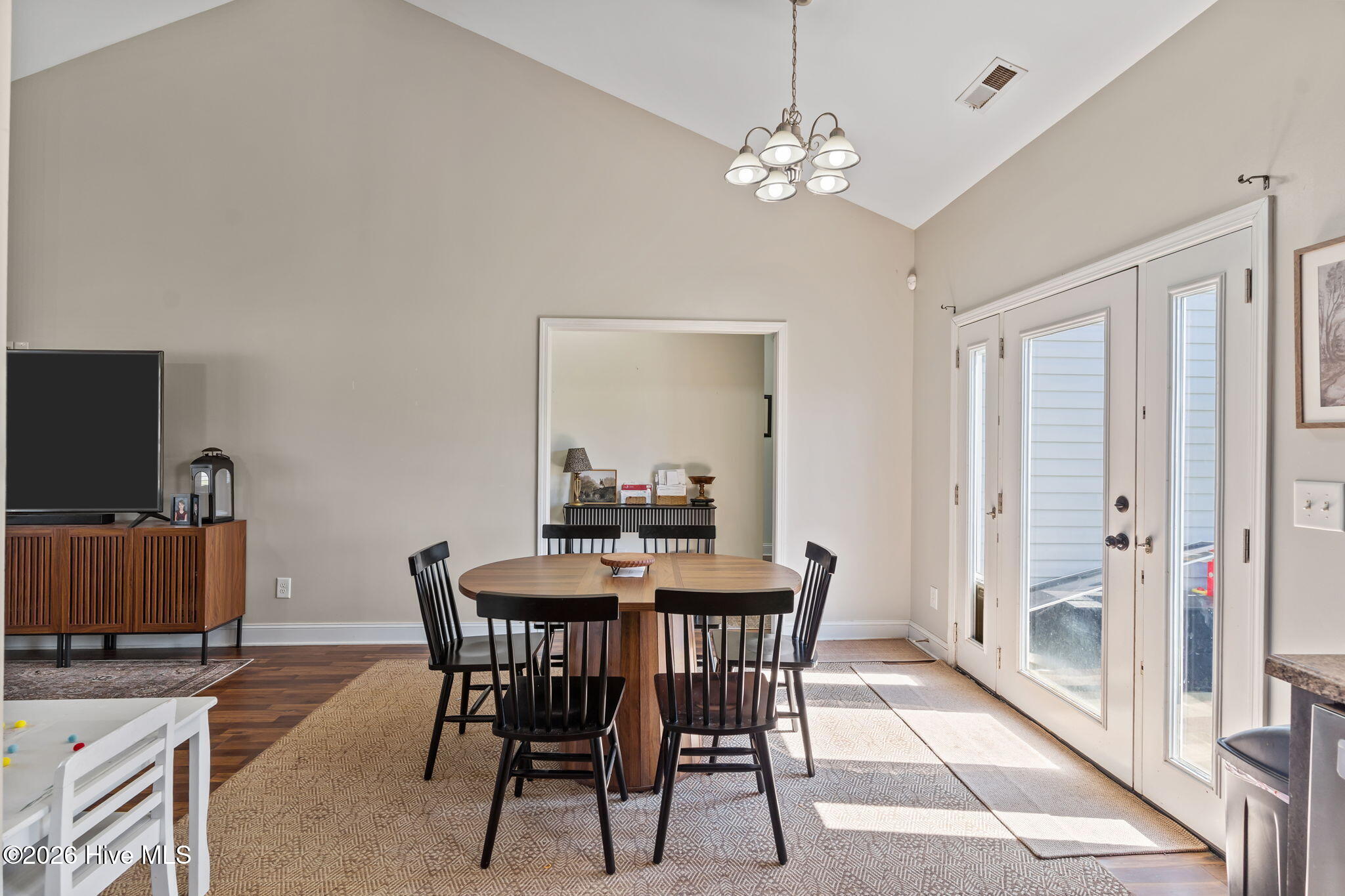 100561323 | Photo 17