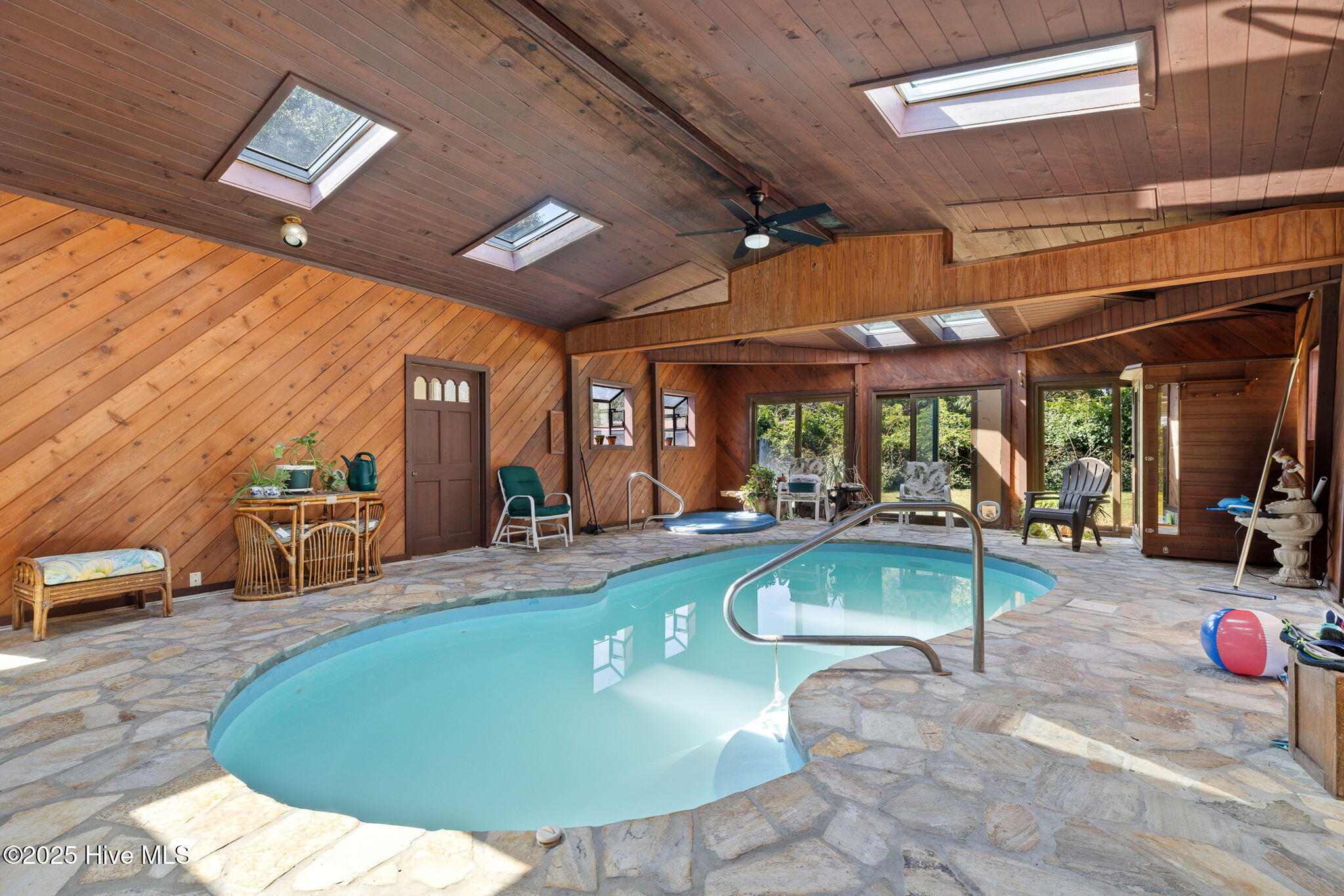 100531930 | Photo 51