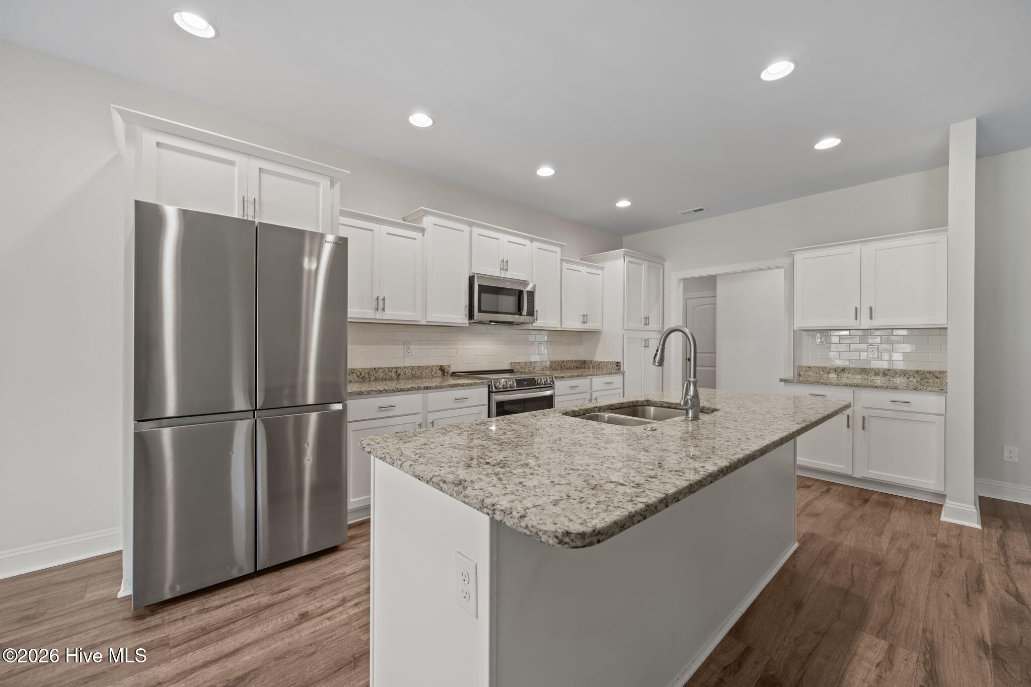 100561720 | Photo 13