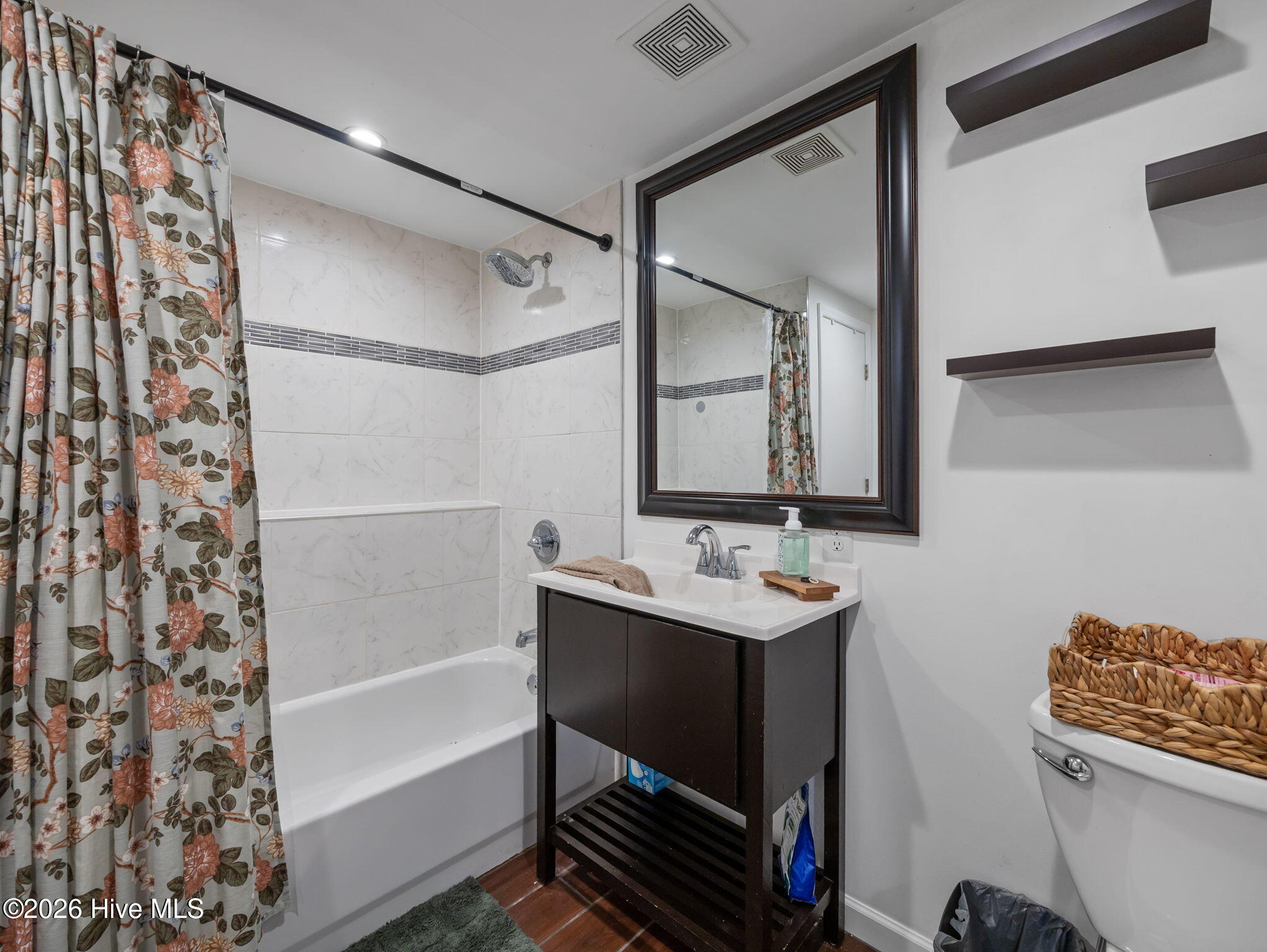 100565303 | Photo 30