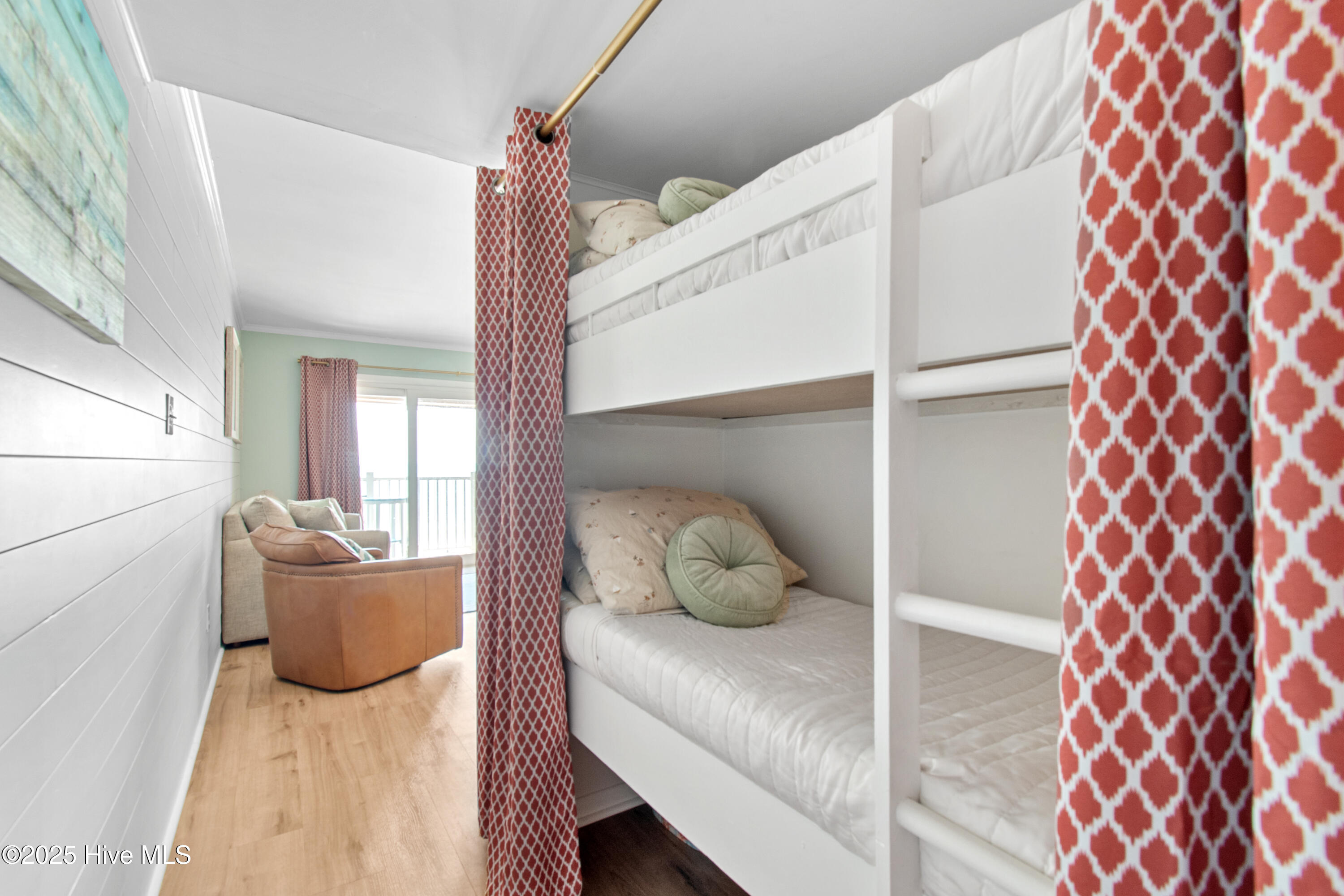 100519022 | Photo 15