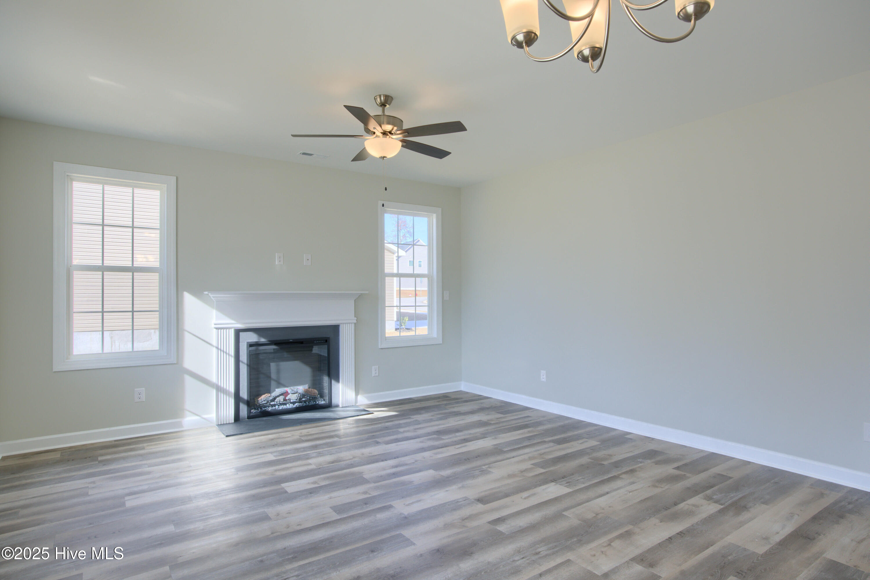 100527049 | Photo 11