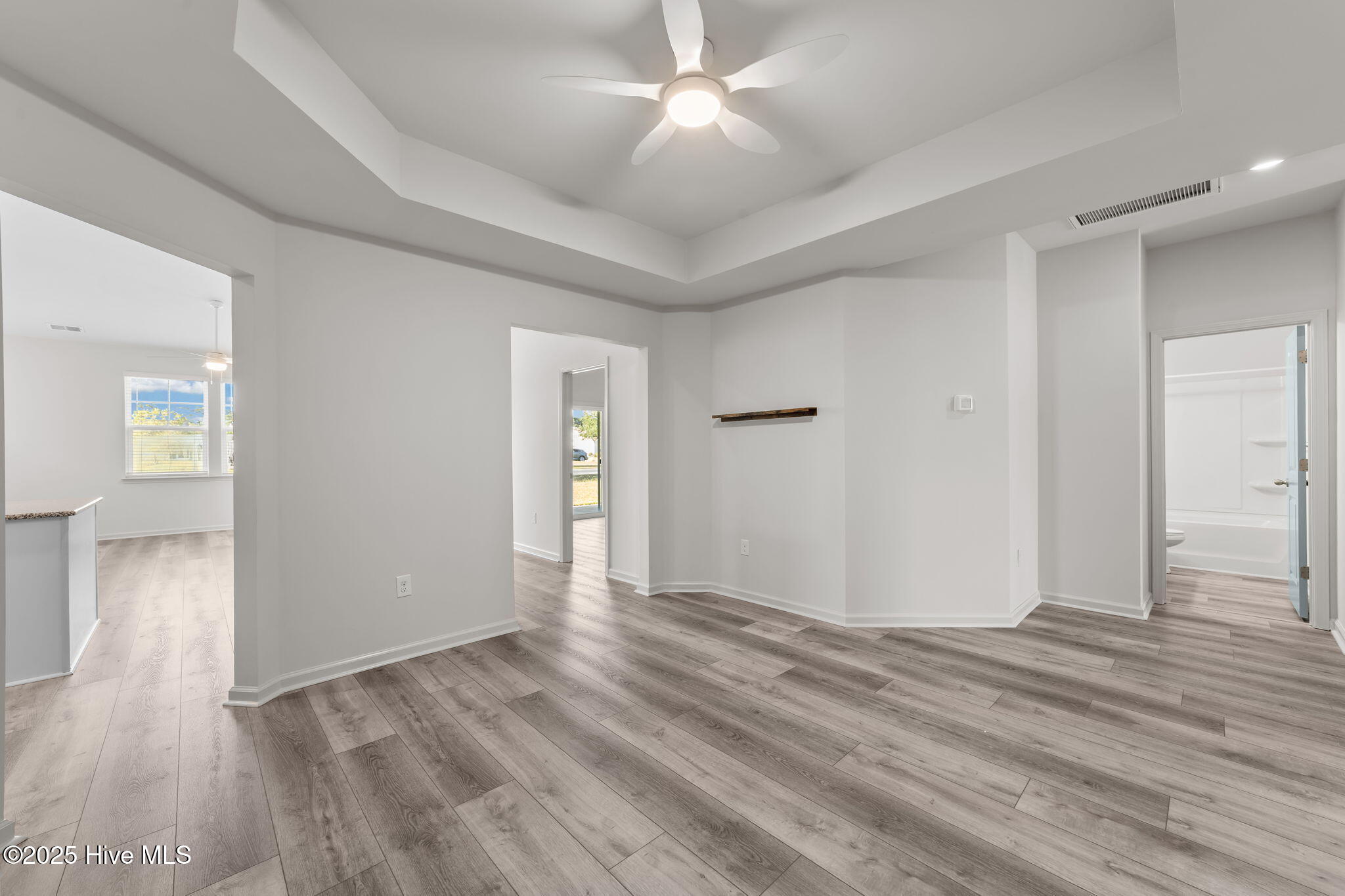 100533102 | Photo 11