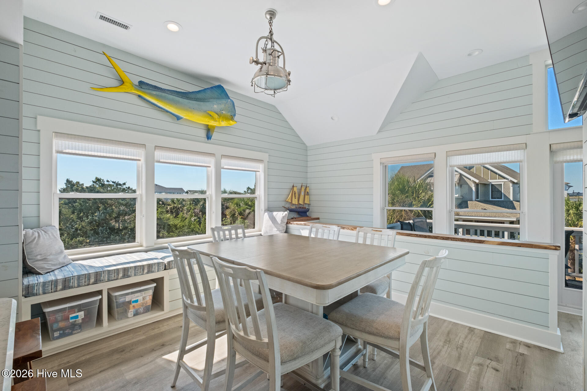 100556120 | Photo 49