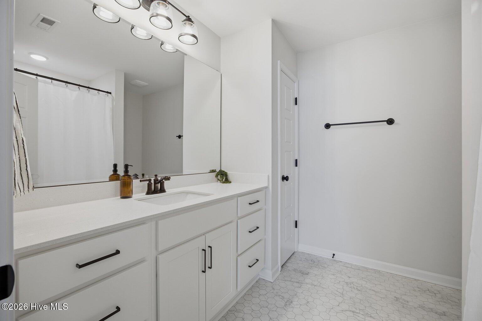 100565820 | Photo 25