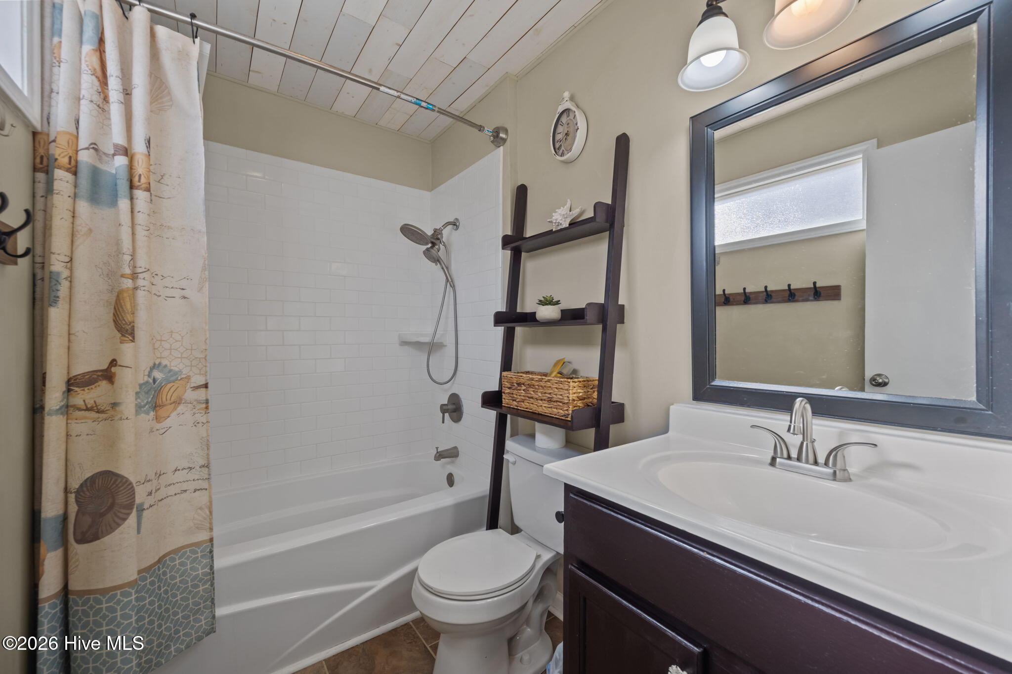 100548393 | Photo 24