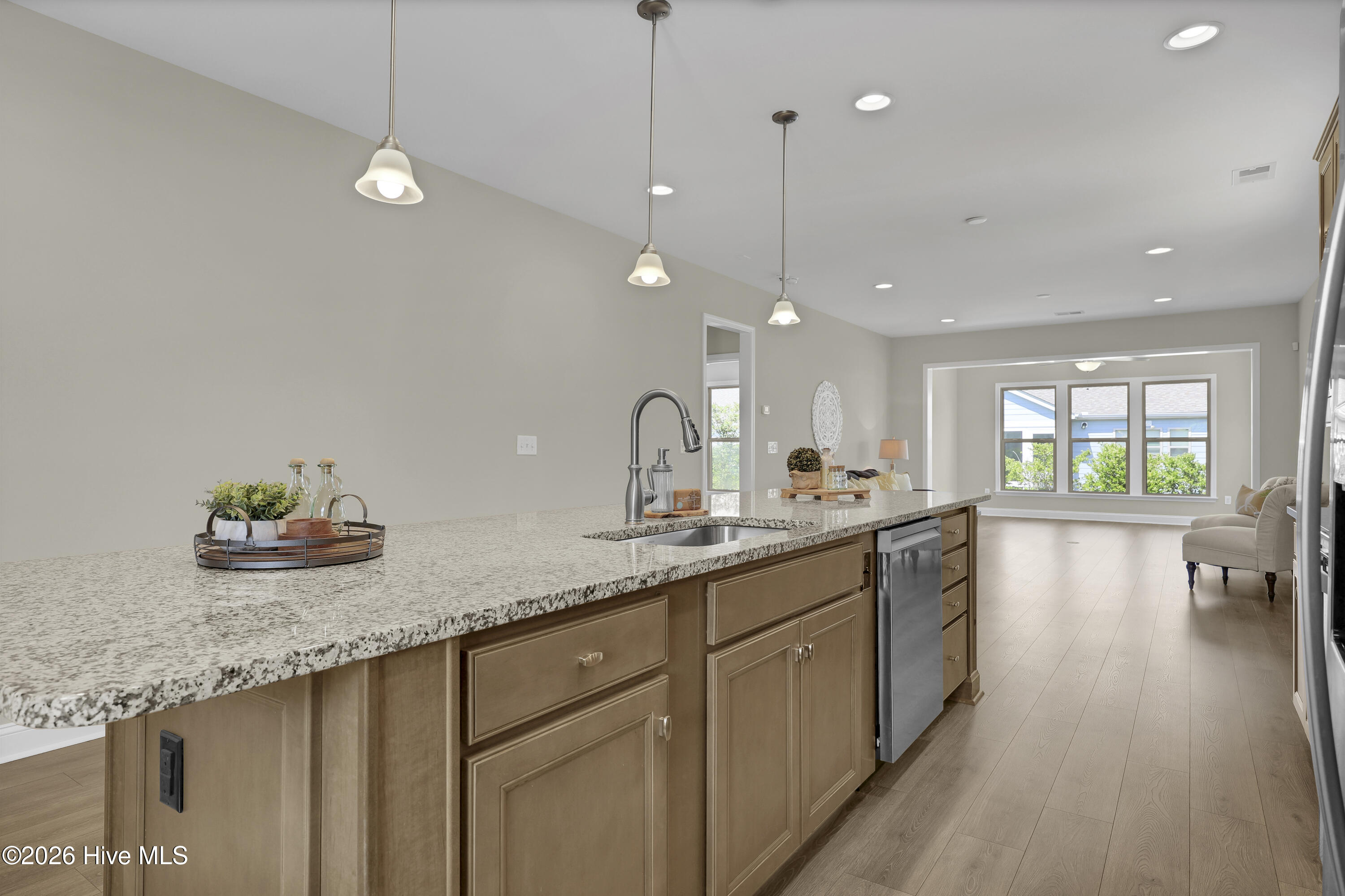 100567827 | Photo 12