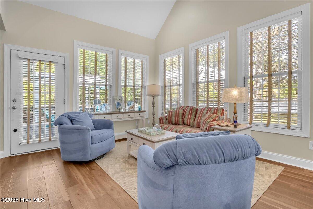 100567087 | Photo 23