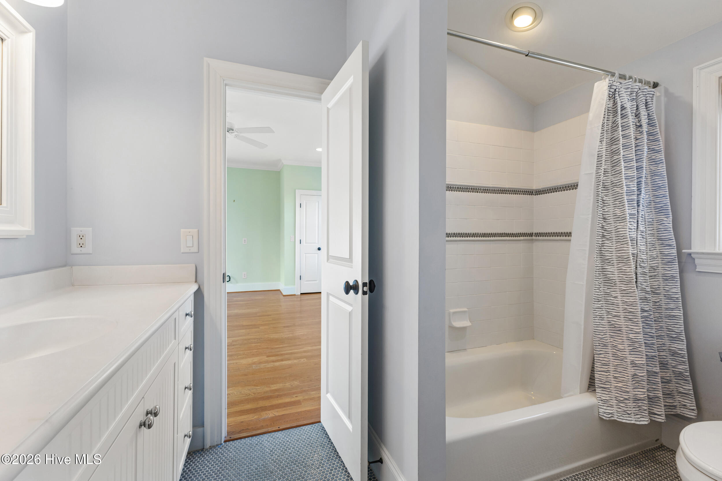 100561690 | Photo 46