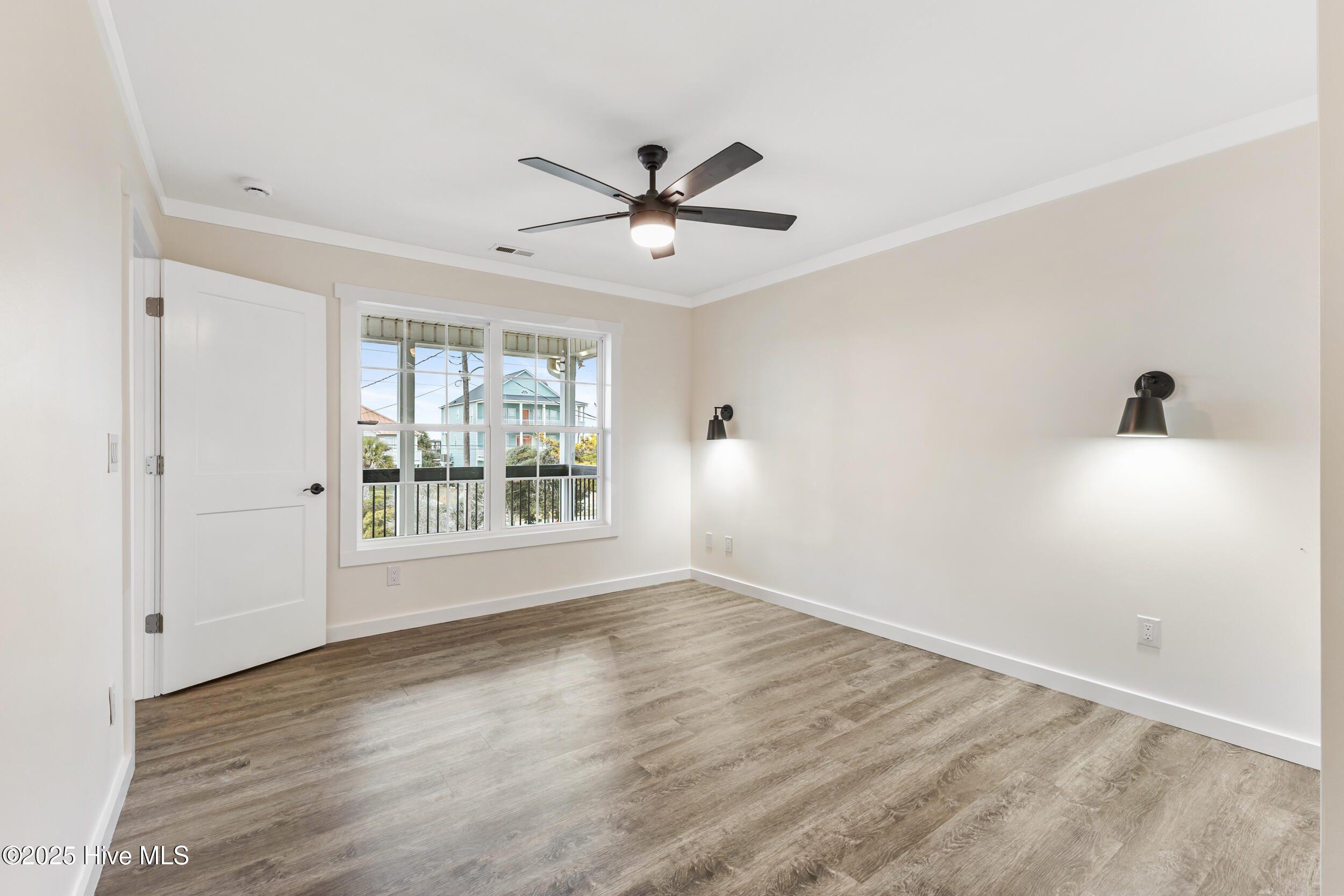 100542875 | Photo 16