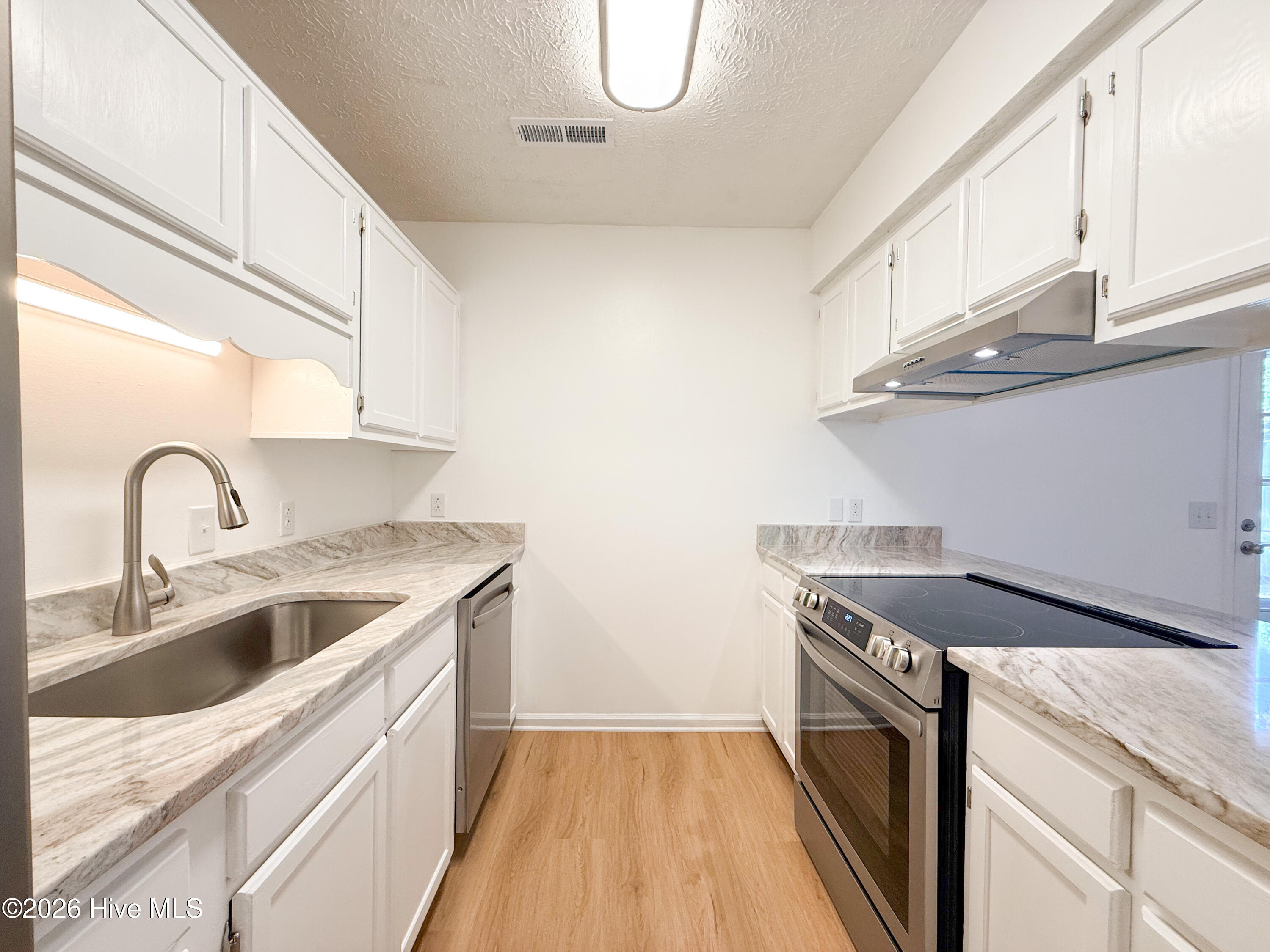 100568255 | Photo 21