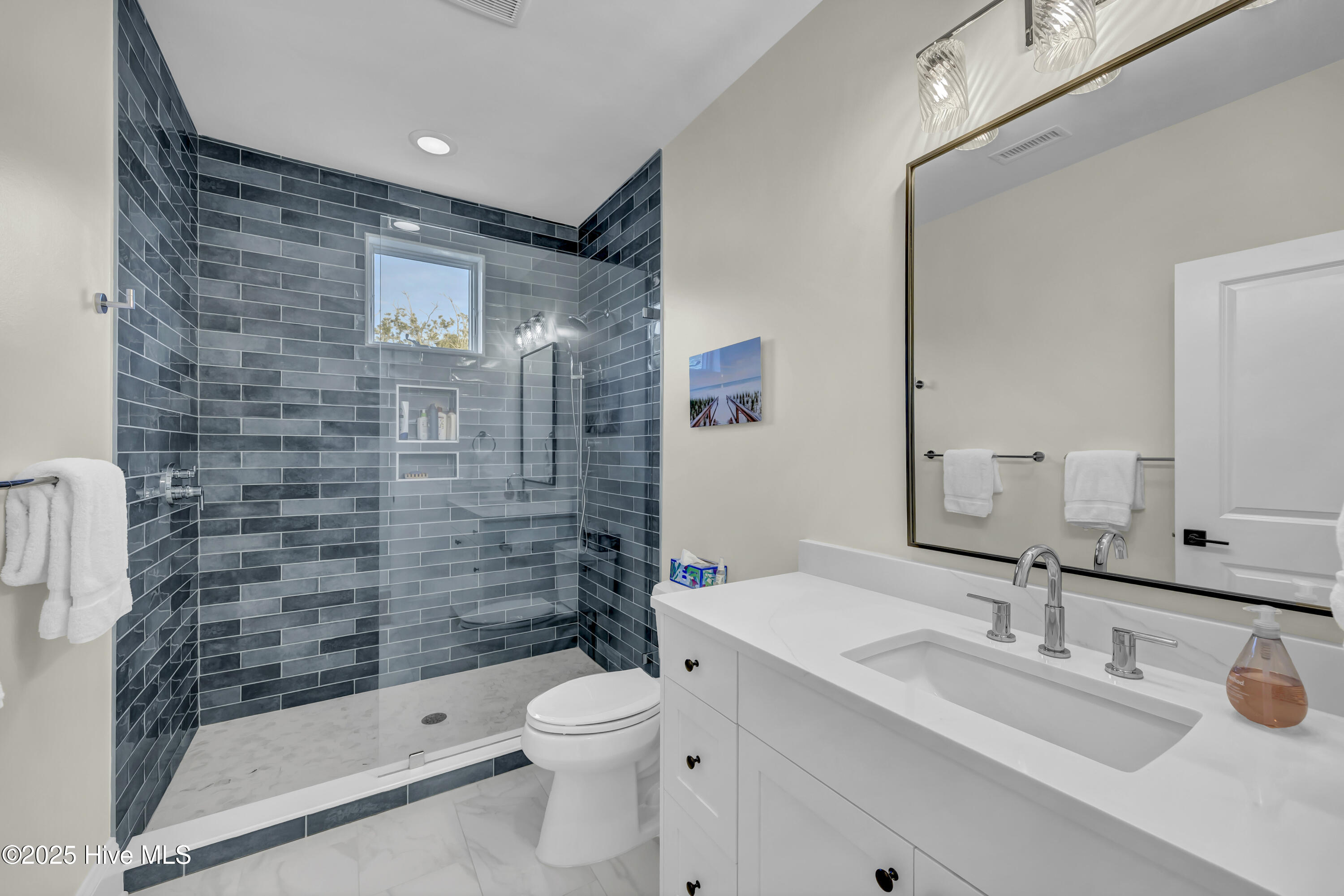 100534977 | Photo 24