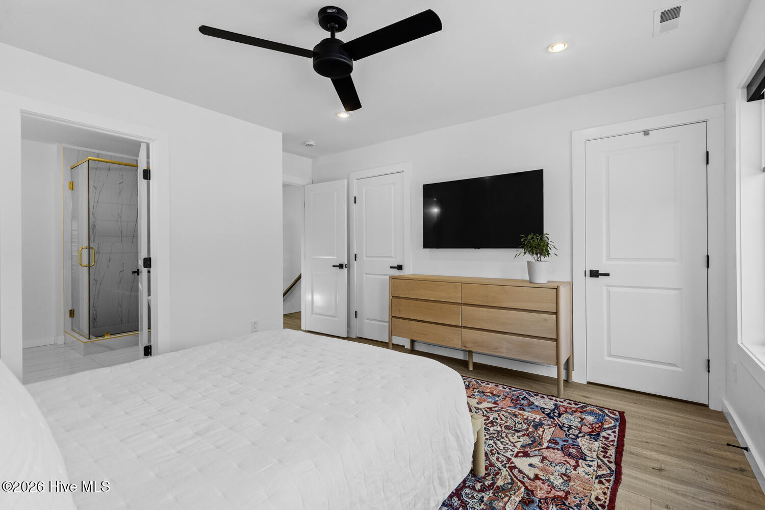 100550800 | Photo 18