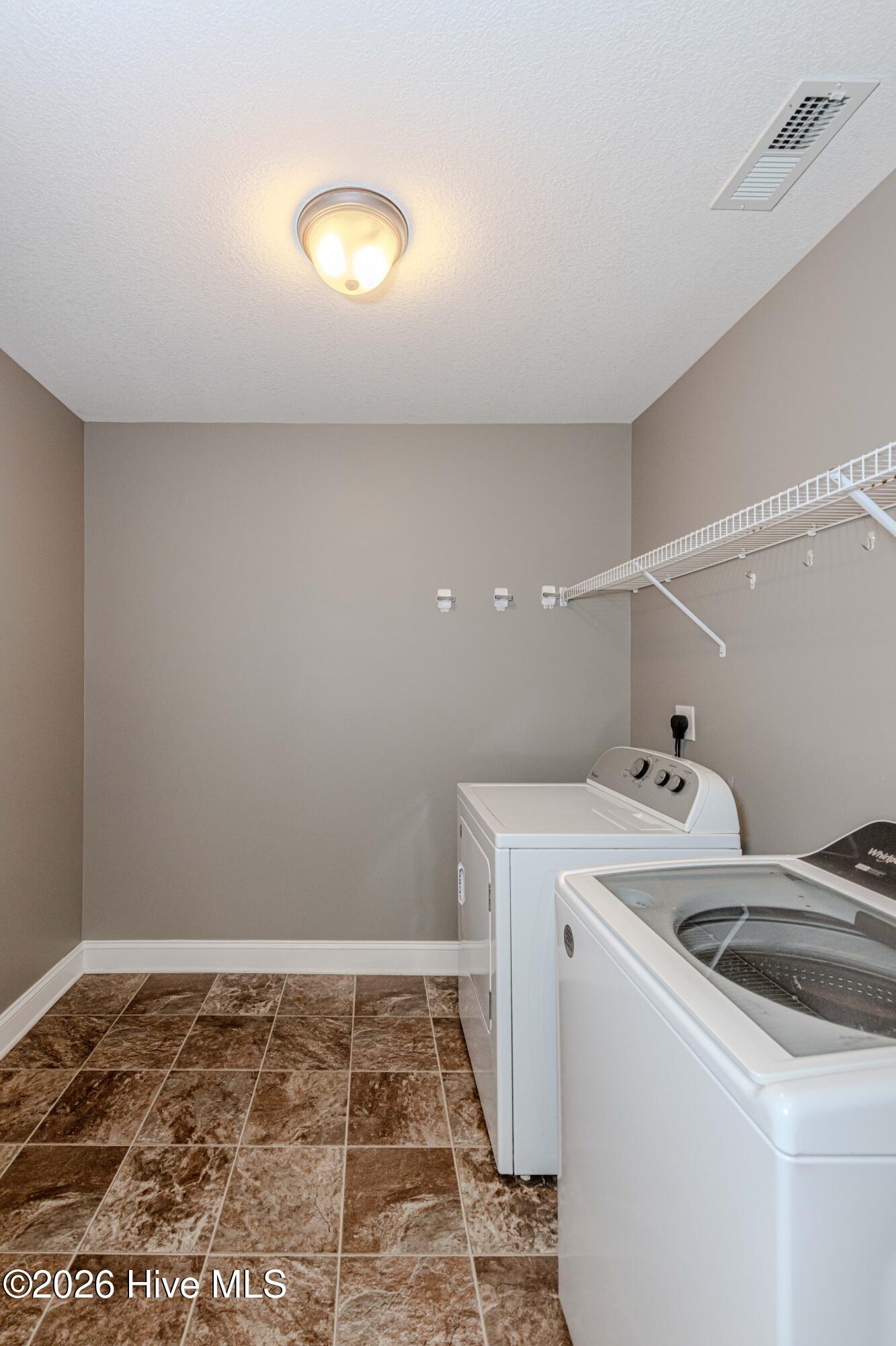 100563083 | Photo 42